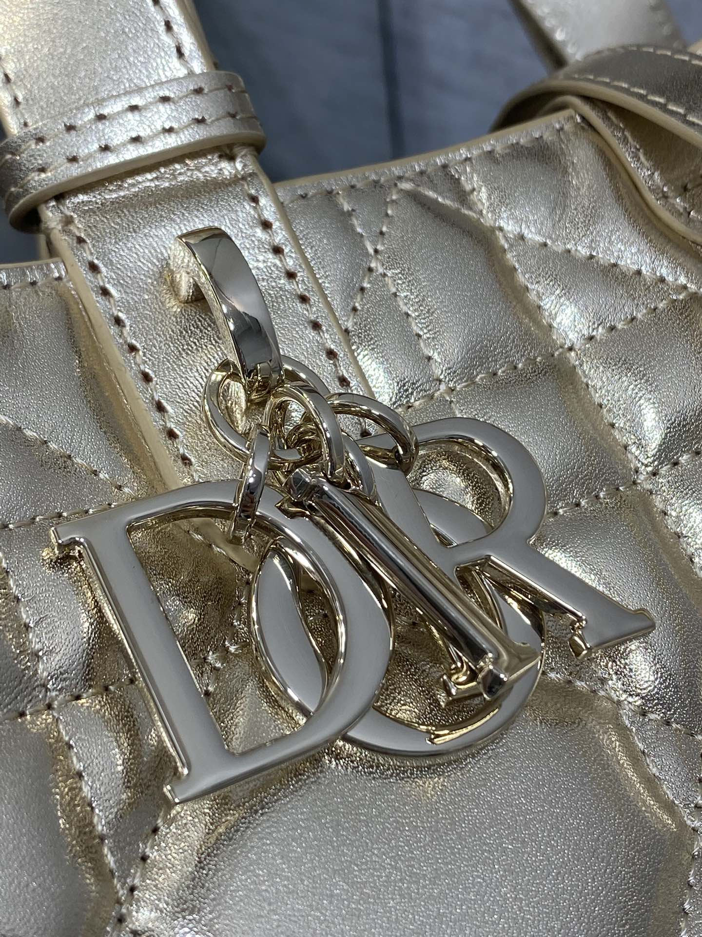 大号现货‼️Toujours系列秋冬最新金色系列，有点太美了，高颜值大包包，颜色非常清新，让人眼前一亮，