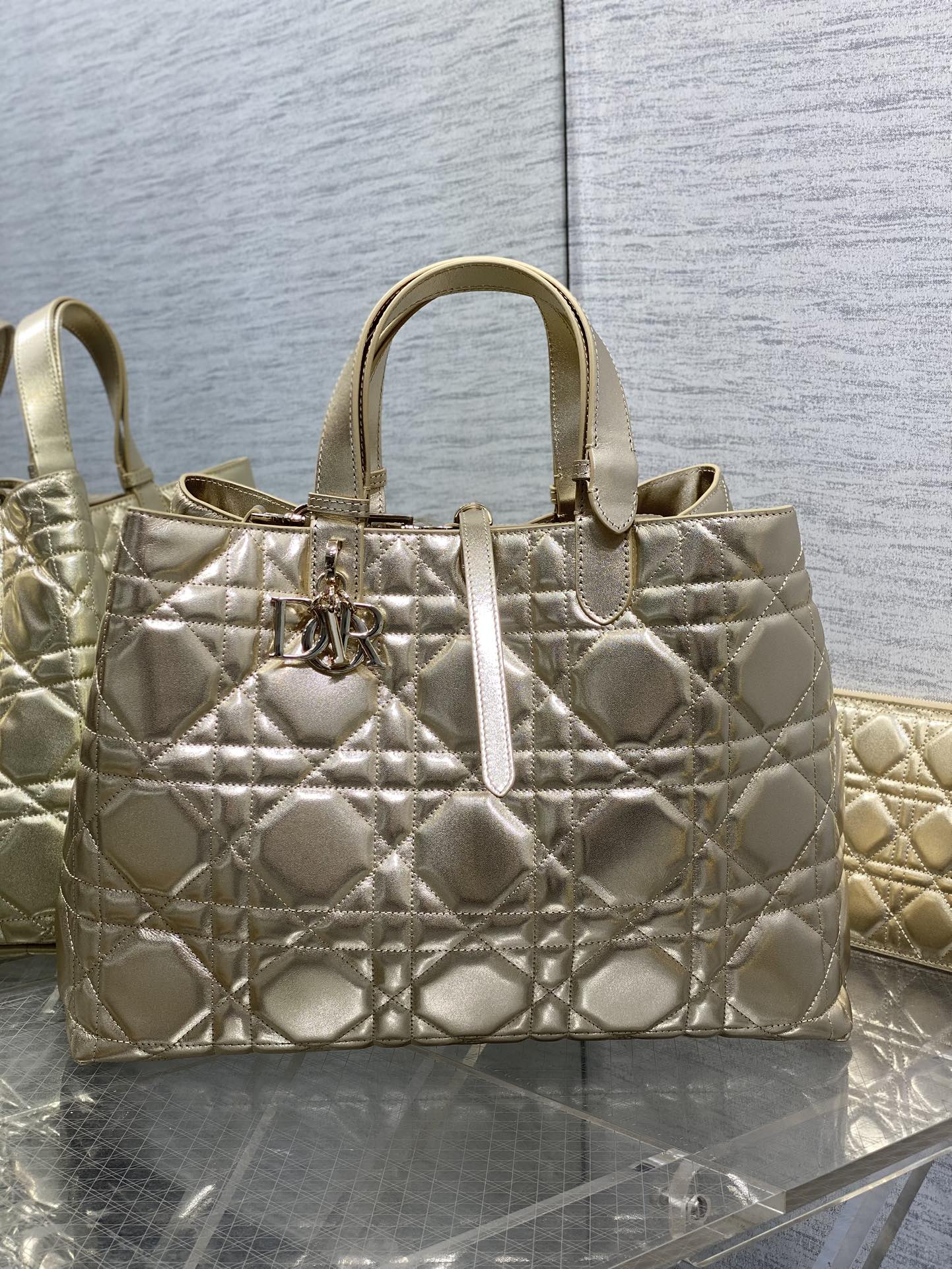 大号现货‼️Toujours系列秋冬最新金色系列，有点太美了，高颜值大包包，颜色非常清新，让人眼前一亮，