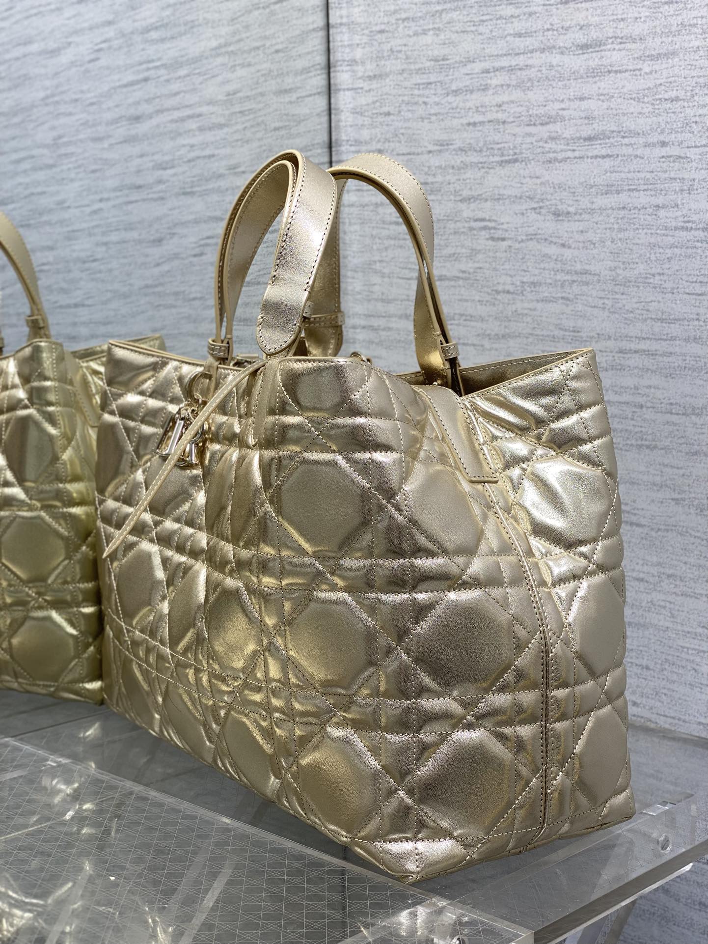 大号现货‼️Toujours系列秋冬最新金色系列，有点太美了，高颜值大包包，颜色非常清新，让人眼前一亮，