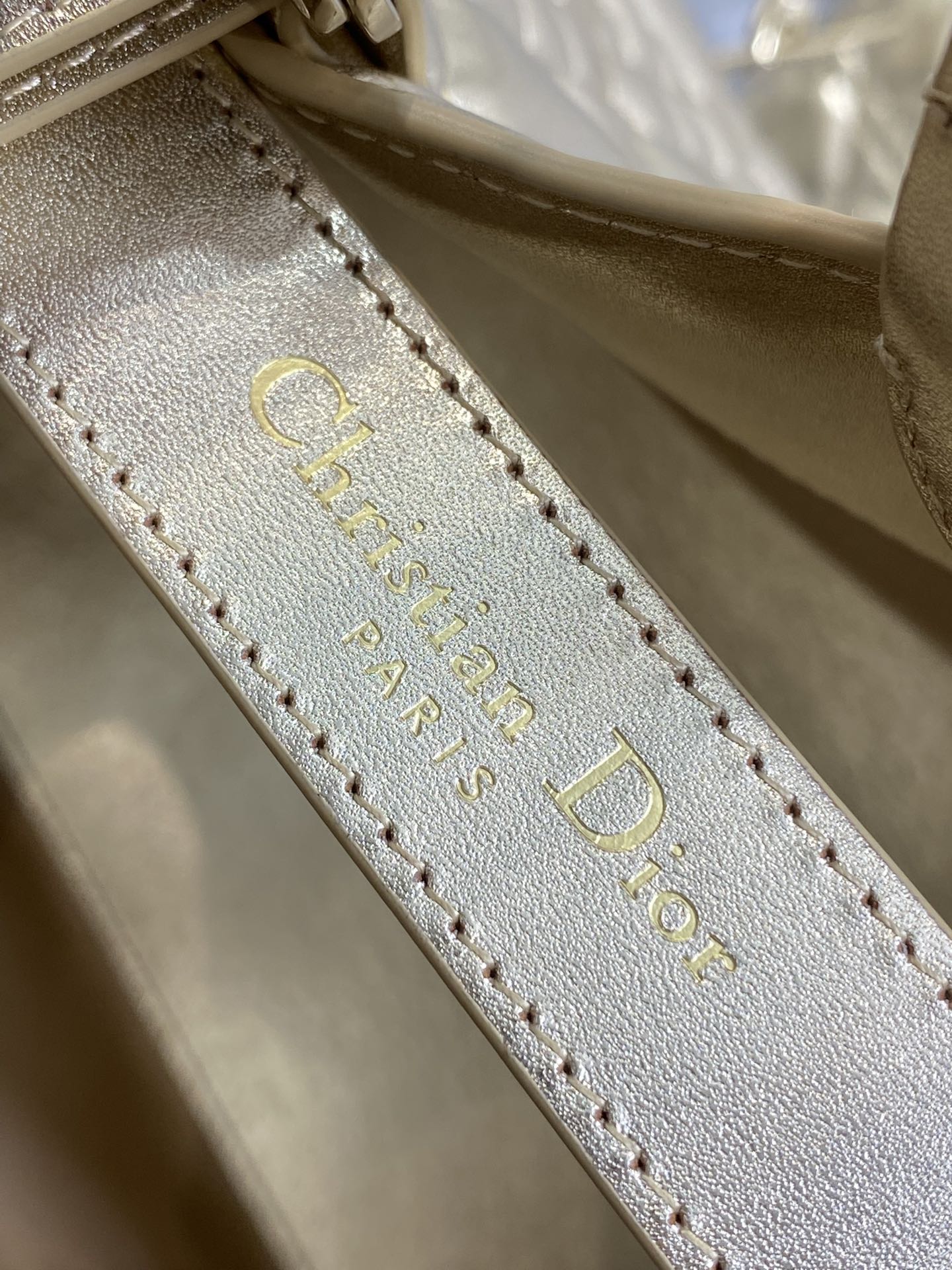 大号现货‼️Toujours系列秋冬最新金色系列，有点太美了，高颜值大包包，颜色非常清新，让人眼前一亮，