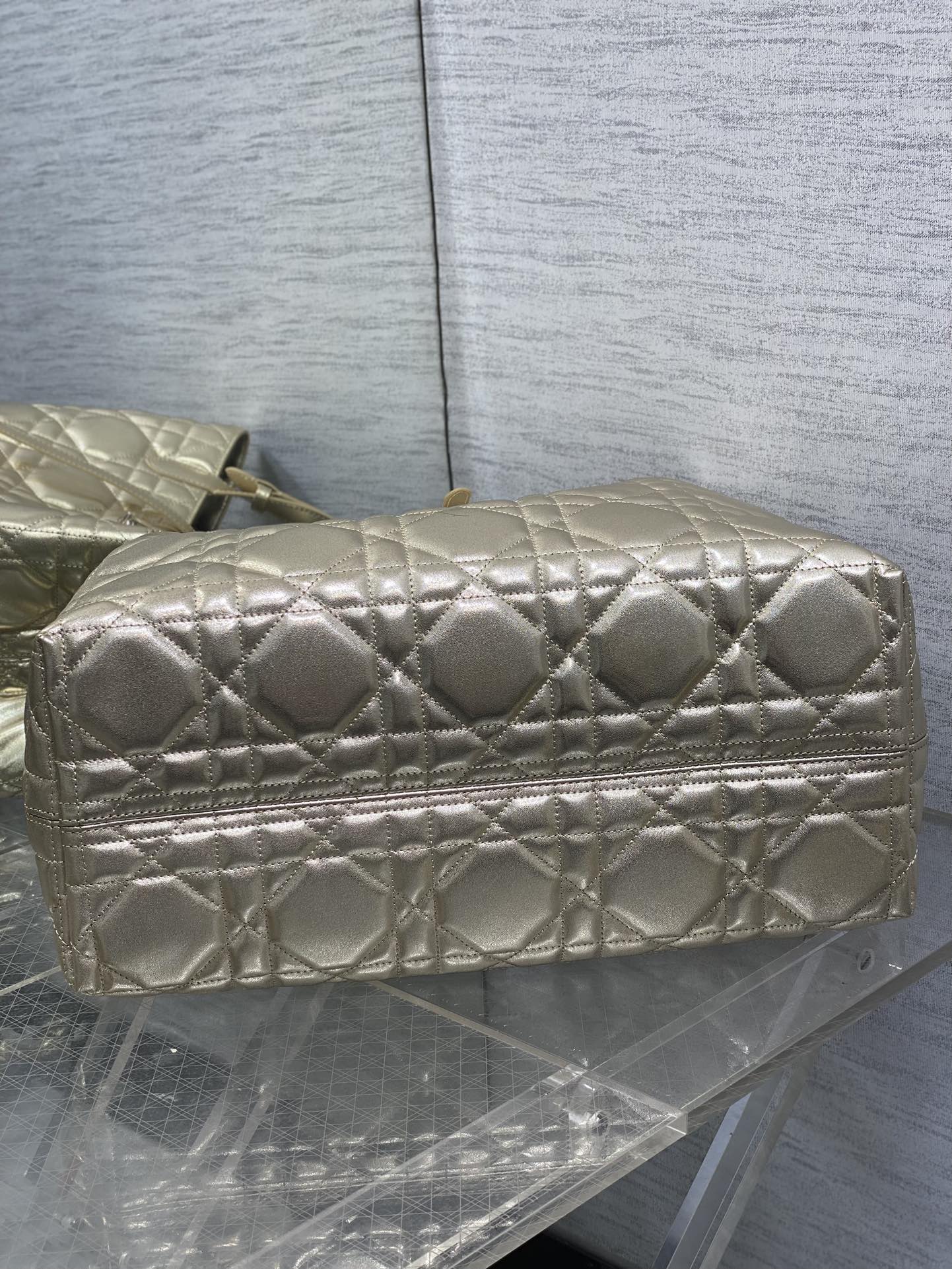 大号现货‼️Toujours系列秋冬最新金色系列，有点太美了，高颜值大包包，颜色非常清新，让人眼前一亮，