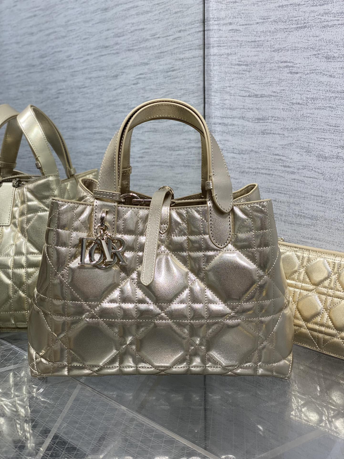 中号现货‼️Toujours系列秋冬最新金色系列，有点太美了，高颜值大包包，颜色非常清新，让人眼前一亮，