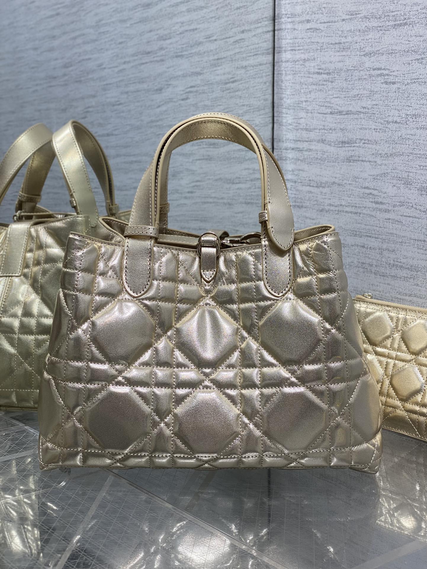 中号现货‼️Toujours系列秋冬最新金色系列，有点太美了，高颜值大包包，颜色非常清新，让人眼前一亮，