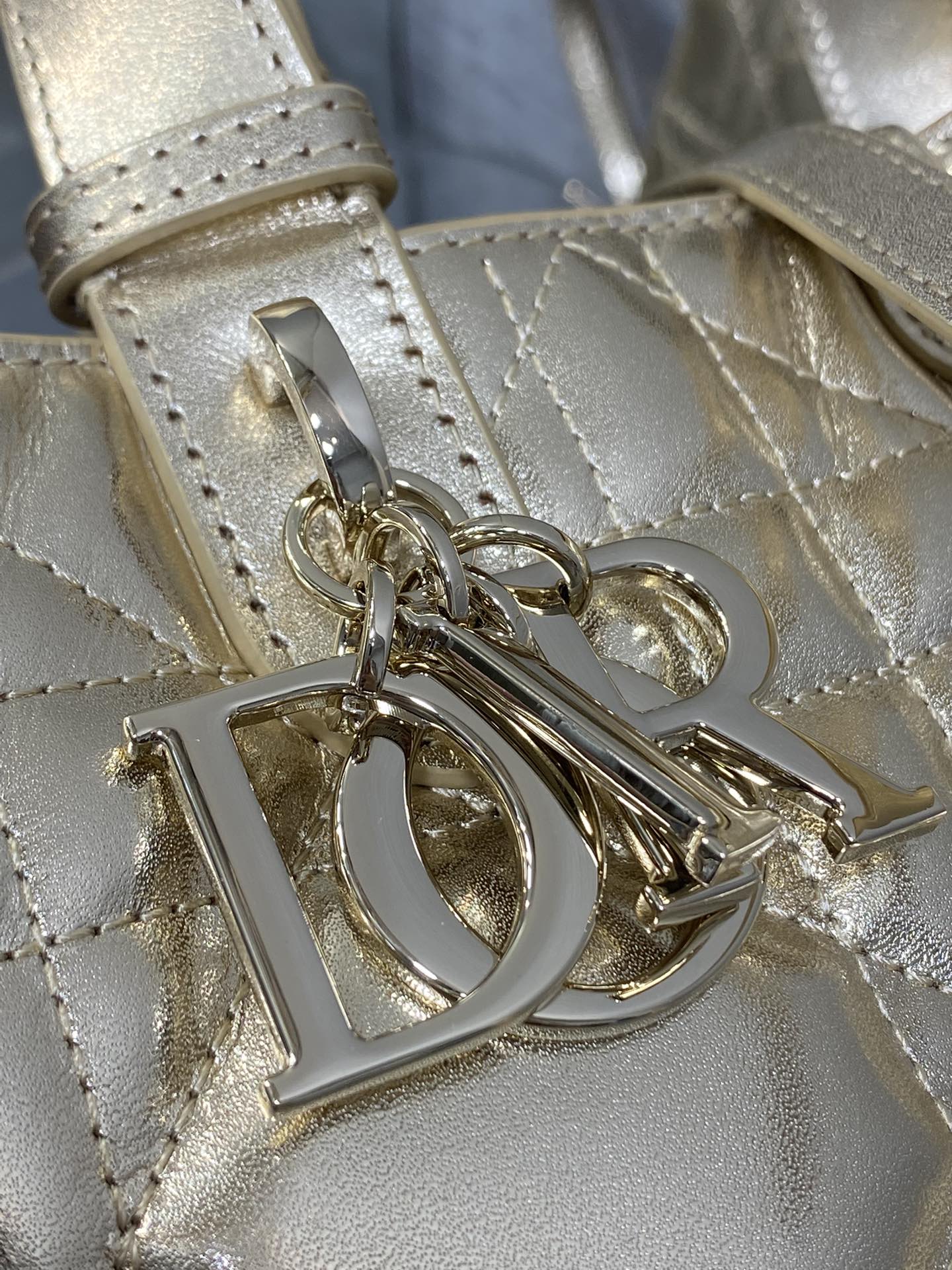 中号现货‼️Toujours系列秋冬最新金色系列，有点太美了，高颜值大包包，颜色非常清新，让人眼前一亮，