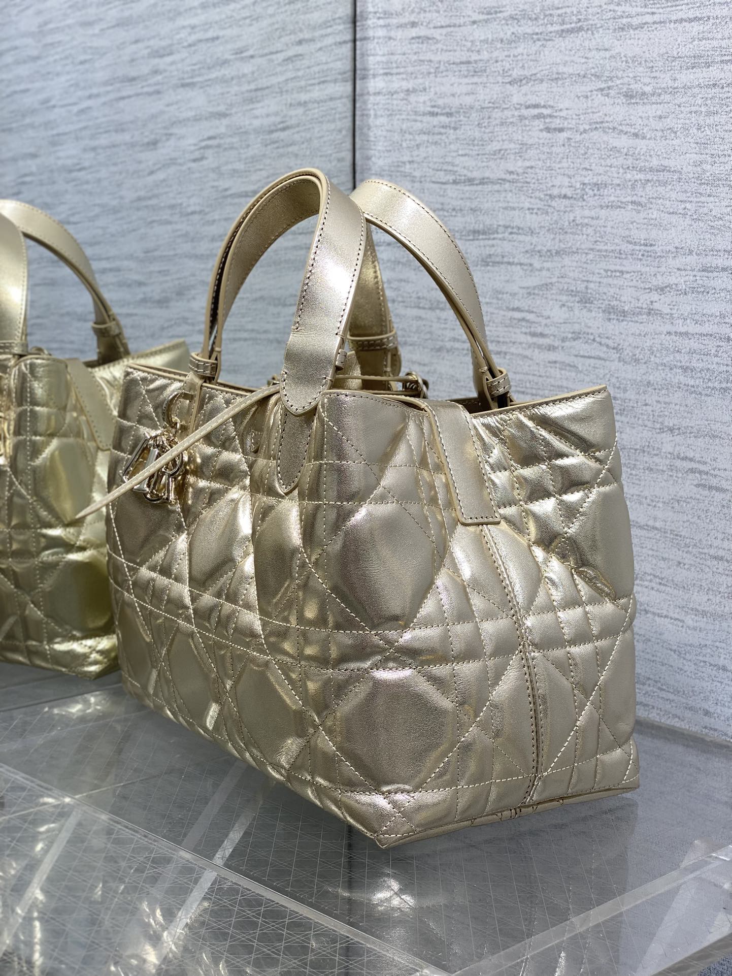 中号现货‼️Toujours系列秋冬最新金色系列，有点太美了，高颜值大包包，颜色非常清新，让人眼前一亮，