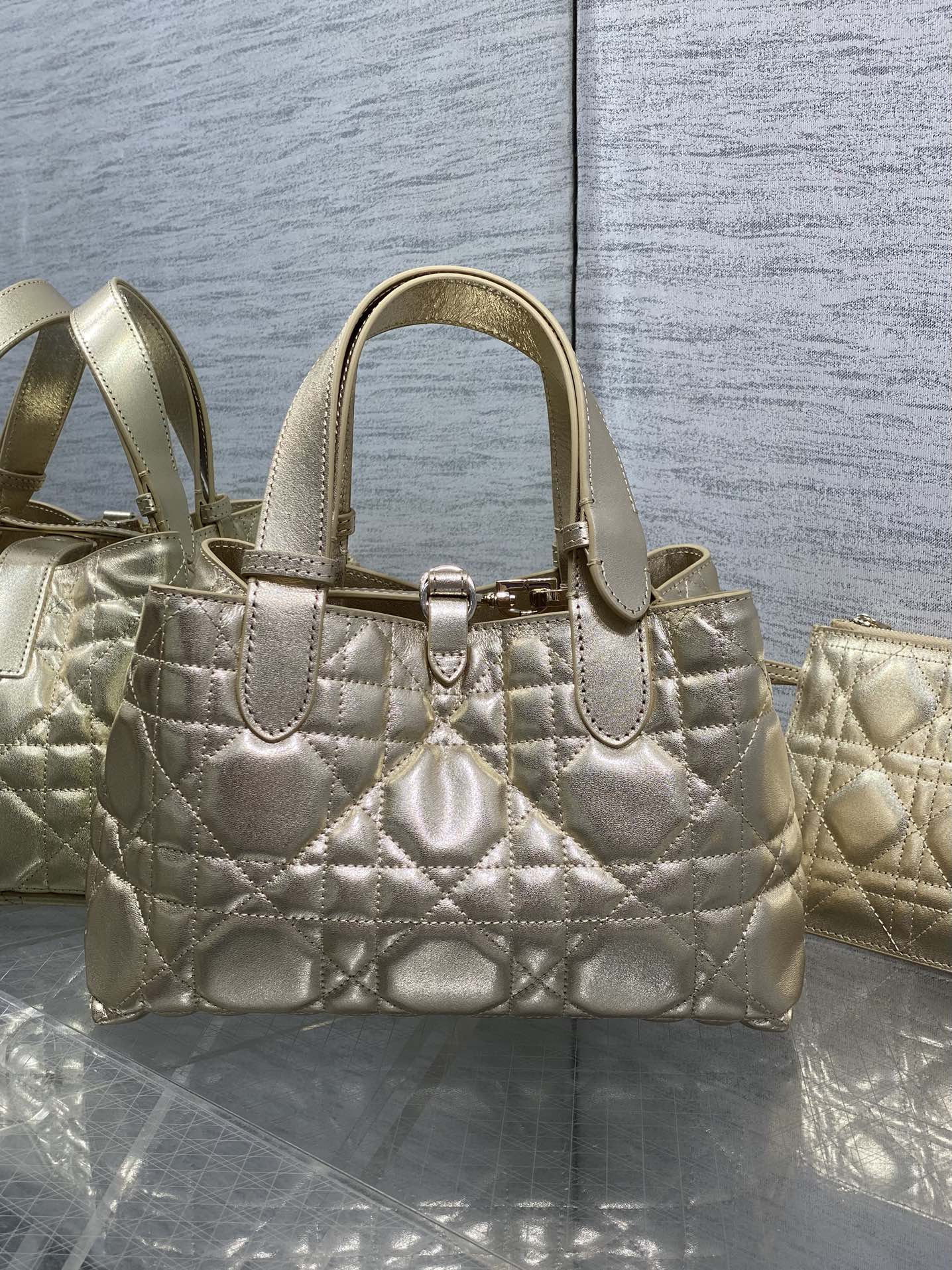 小号现货‼️Toujours系列秋冬最新金色系列，有点太美了，高颜值大包包，颜色非常清新，让人眼前一亮，