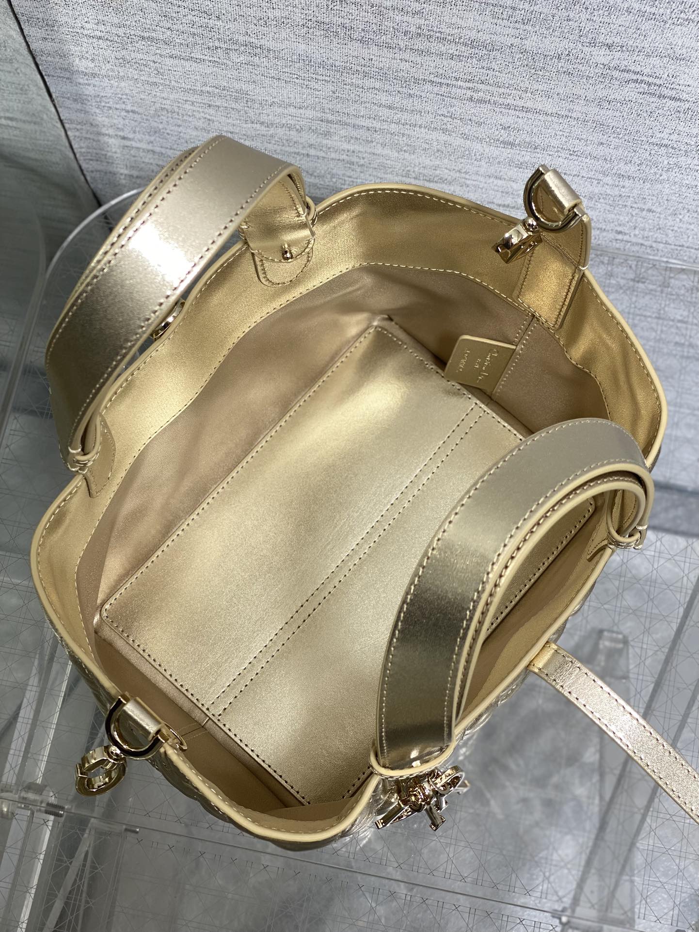 小号现货‼️Toujours系列秋冬最新金色系列，有点太美了，高颜值大包包，颜色非常清新，让人眼前一亮，