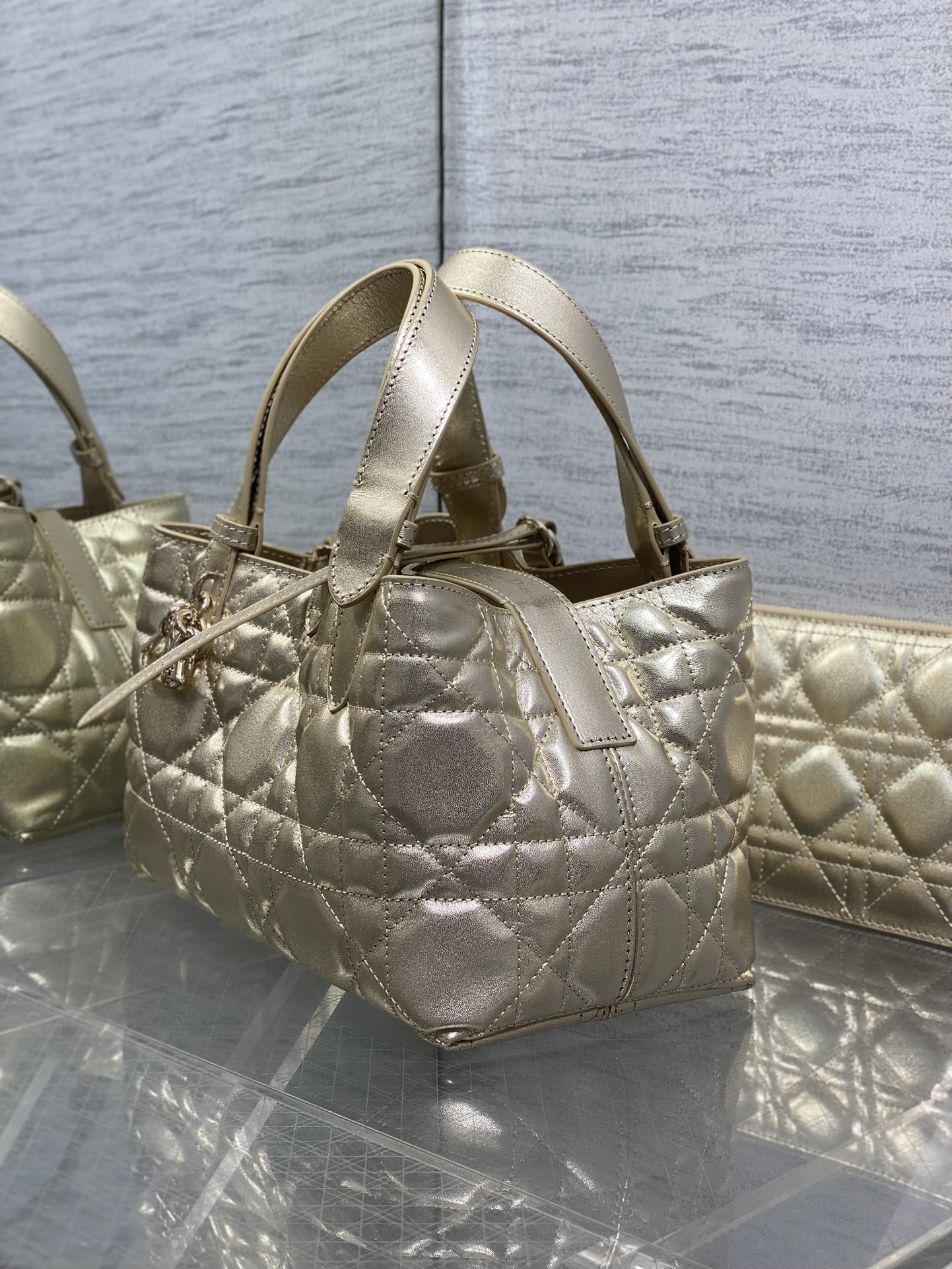 小号现货‼️Toujours系列秋冬最新金色系列，有点太美了，高颜值大包包，颜色非常清新，让人眼前一亮，