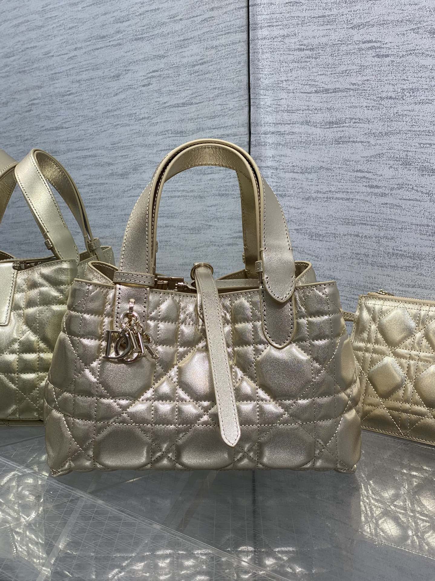 小号现货‼️Toujours系列秋冬最新金色系列，有点太美了，高颜值大包包，颜色非常清新，让人眼前一亮，