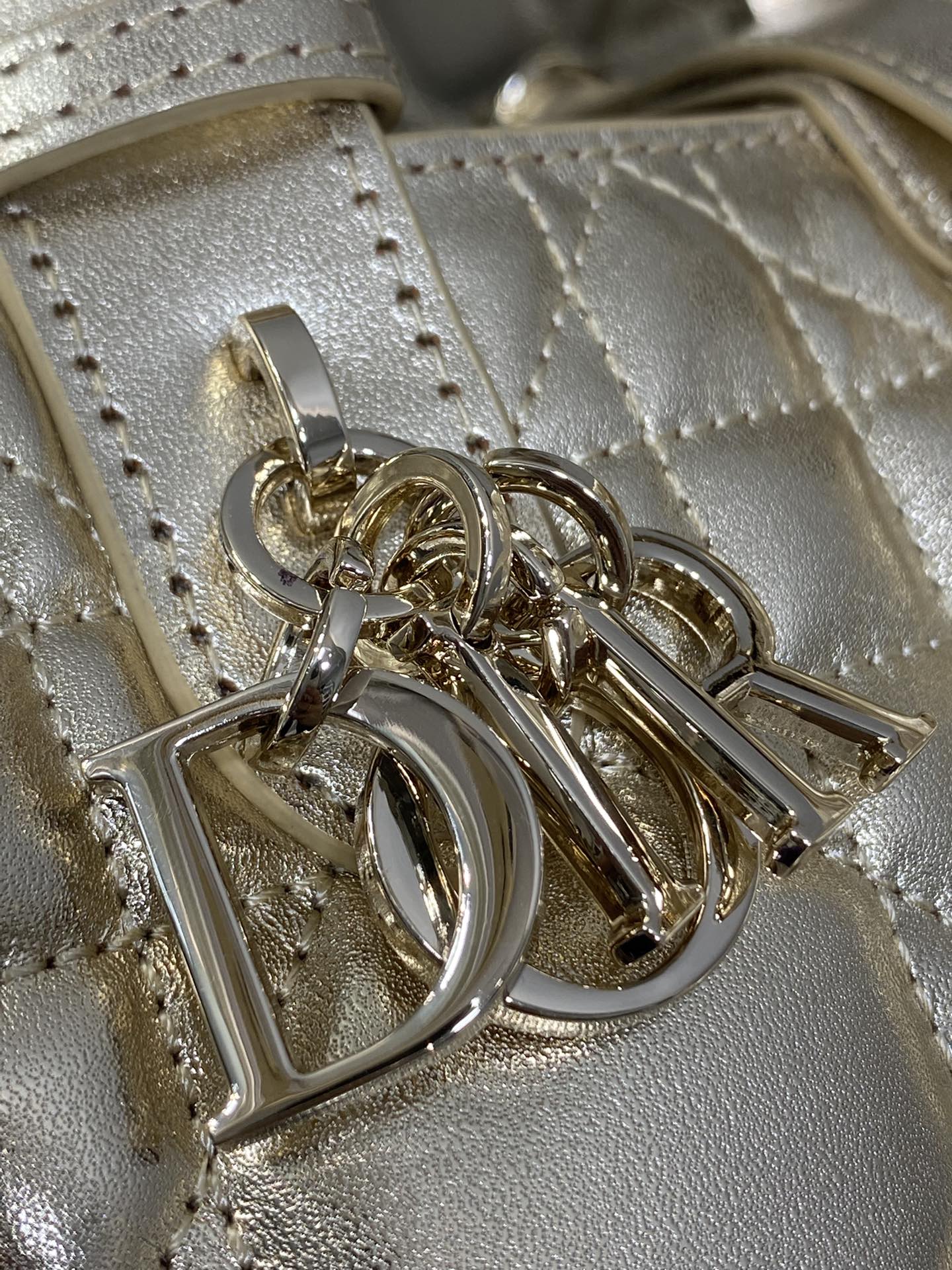 小号现货‼️Toujours系列秋冬最新金色系列，有点太美了，高颜值大包包，颜色非常清新，让人眼前一亮，