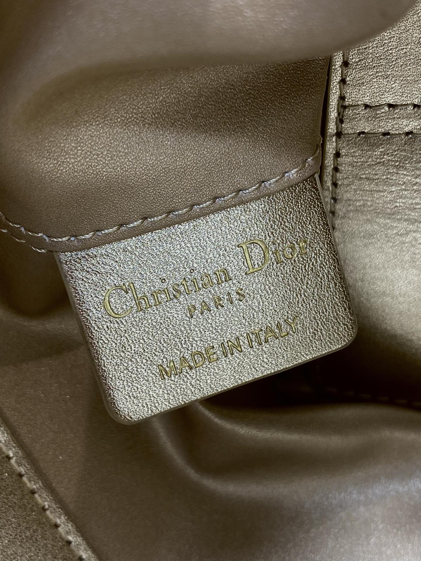 小号现货‼️Toujours系列秋冬最新金色系列，有点太美了，高颜值大包包，颜色非常清新，让人眼前一亮，