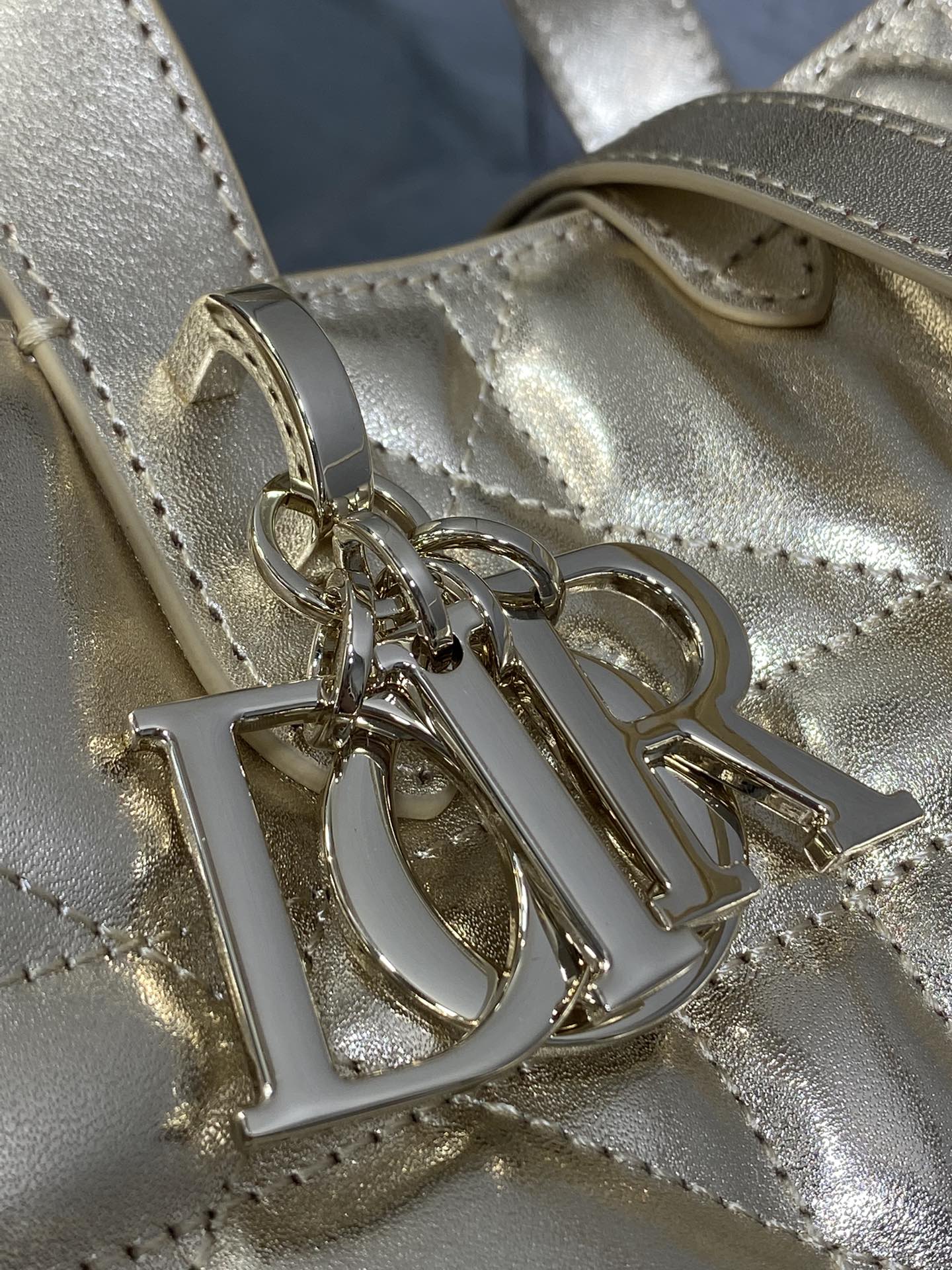 中号金色现货‼️Toujours竖版系列中号，专属菜篮子，有点太美了，高颜值包包，轻松拿捏高级感，超大菱