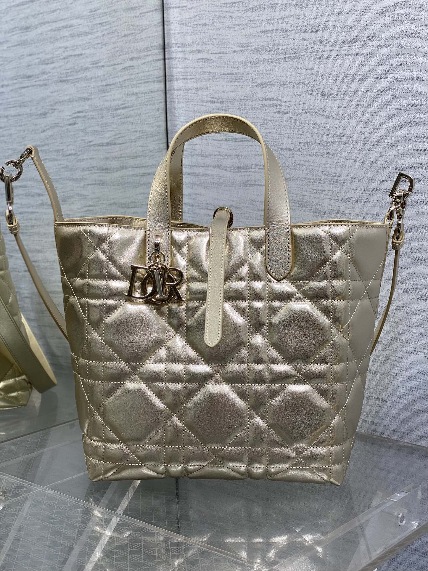 中号金色现货‼️Toujours竖版系列中号，专属菜篮子，有点太美了，高颜值包包，轻松拿捏高级感，超大菱