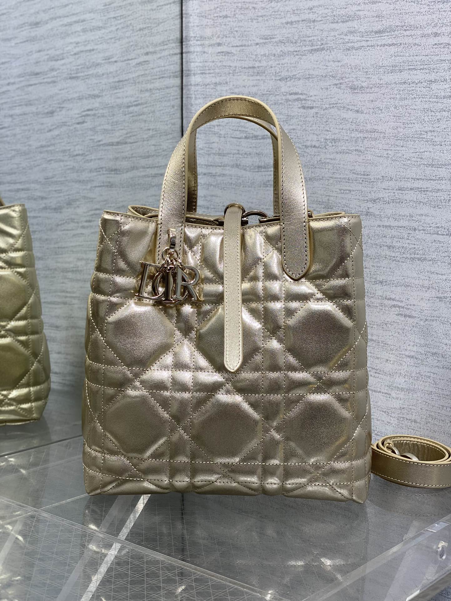 中号金色现货‼️Toujours竖版系列中号，专属菜篮子，有点太美了，高颜值包包，轻松拿捏高级感，超大菱