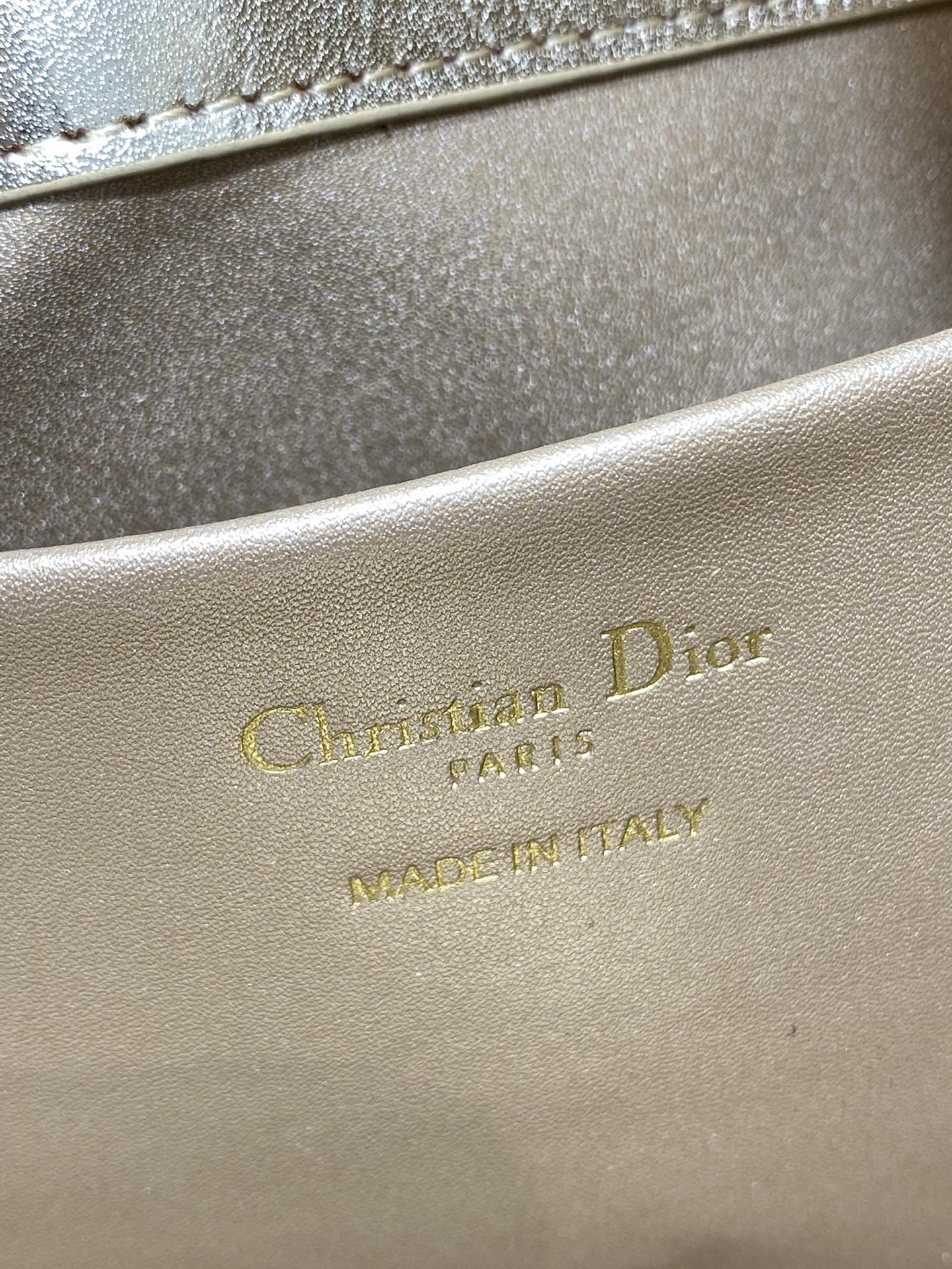 中号金色现货‼️Toujours竖版系列中号，专属菜篮子，有点太美了，高颜值包包，轻松拿捏高级感，超大菱