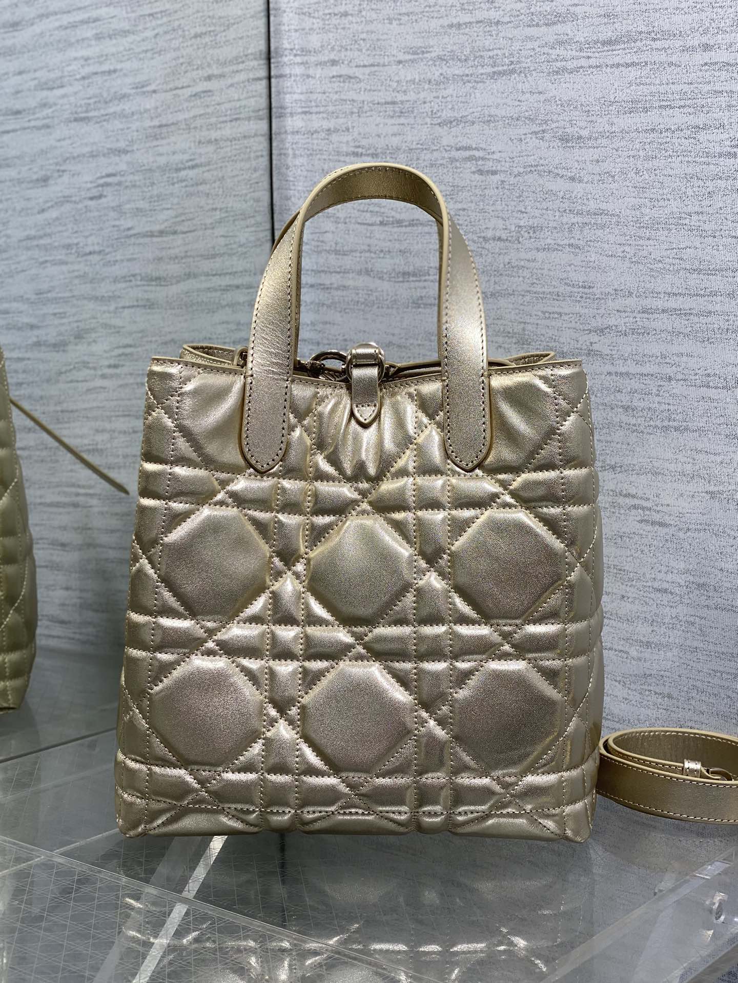 中号金色现货‼️Toujours竖版系列中号，专属菜篮子，有点太美了，高颜值包包，轻松拿捏高级感，超大菱