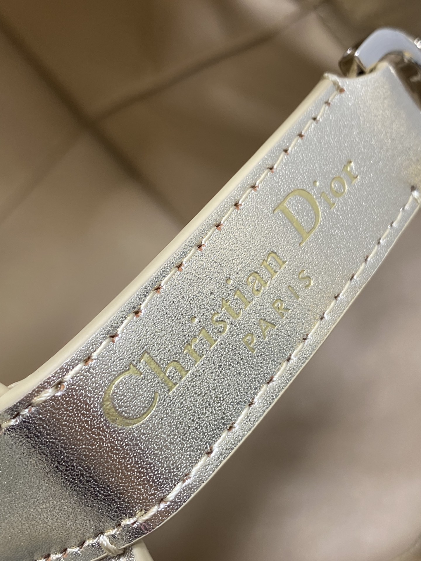 中号金色现货‼️Toujours竖版系列中号，专属菜篮子，有点太美了，高颜值包包，轻松拿捏高级感，超大菱