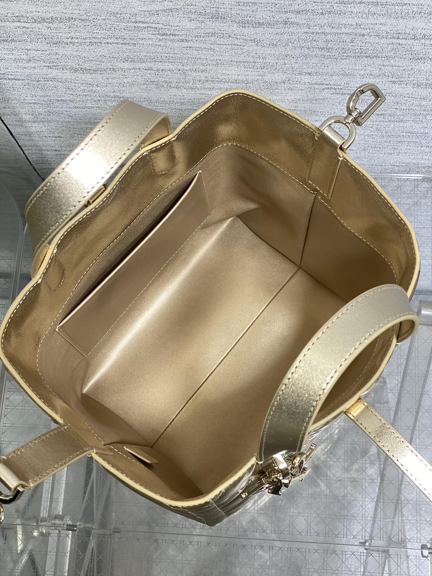 中号金色现货‼️Toujours竖版系列中号，专属菜篮子，有点太美了，高颜值包包，轻松拿捏高级感，超大菱