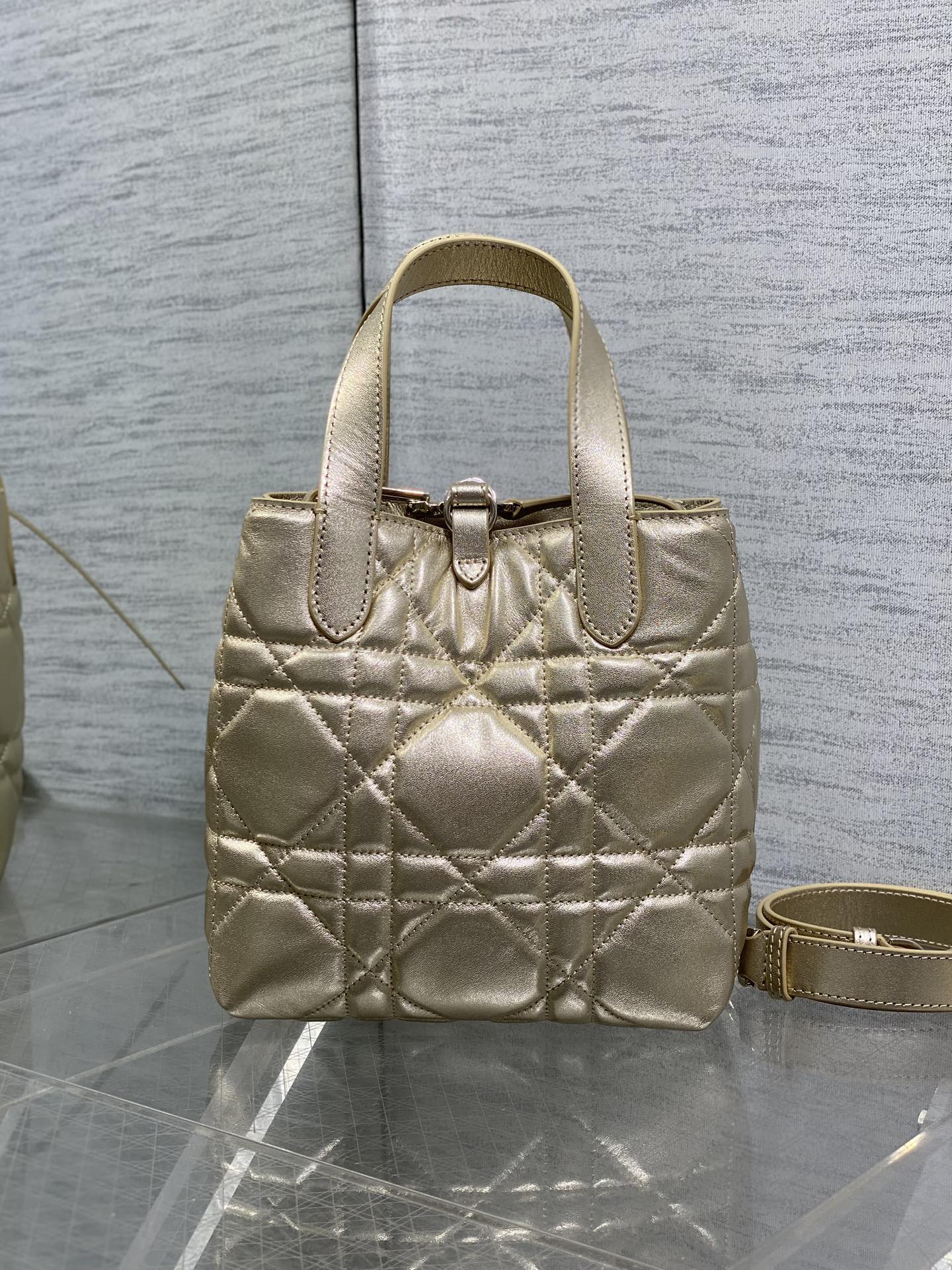 小号金色现货‼️Toujours竖版系列小号，专属菜篮子，有点太美了，高颜值包包，轻松拿捏高级感，超大菱