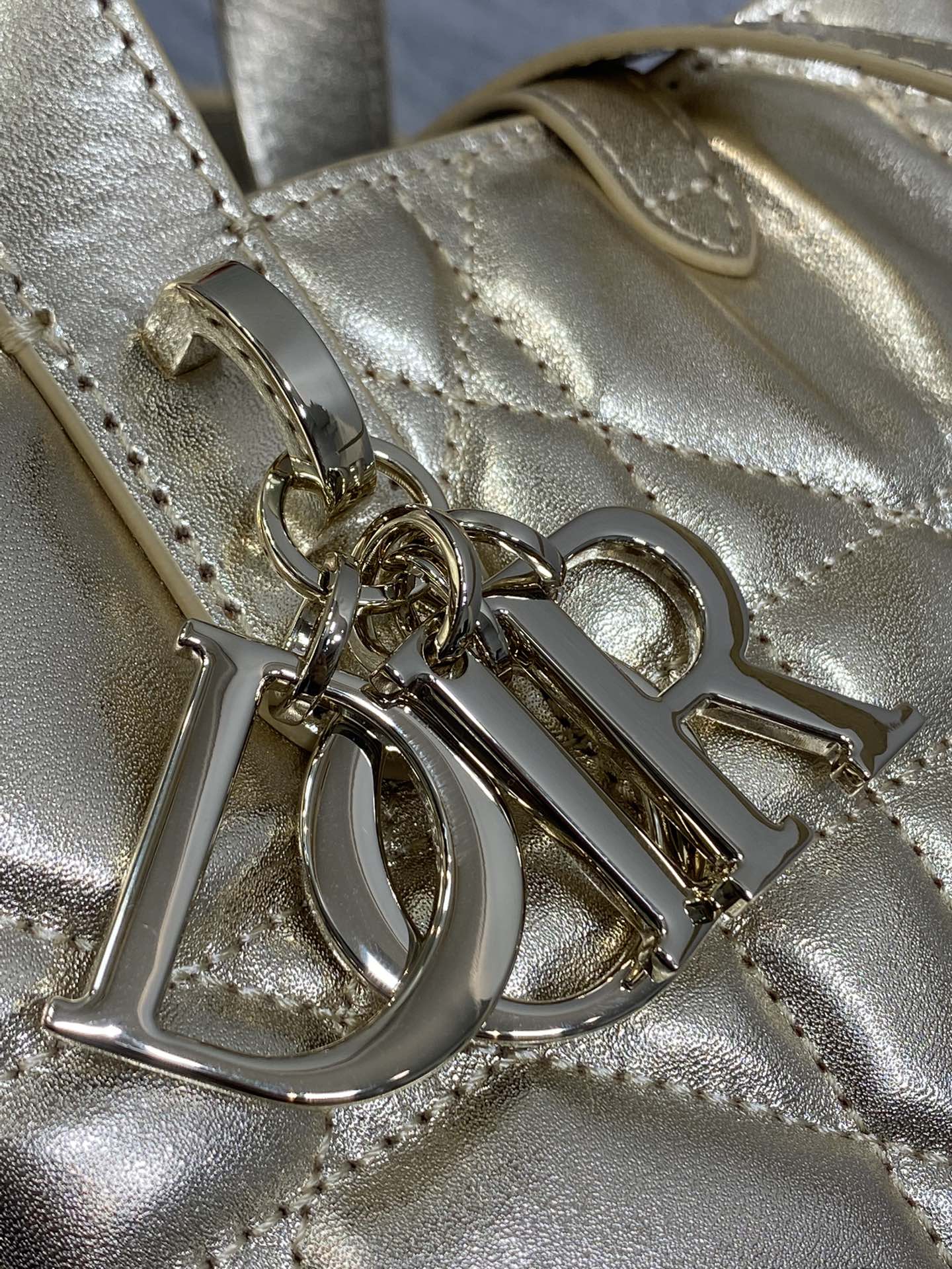 小号金色现货‼️Toujours竖版系列小号，专属菜篮子，有点太美了，高颜值包包，轻松拿捏高级感，超大菱