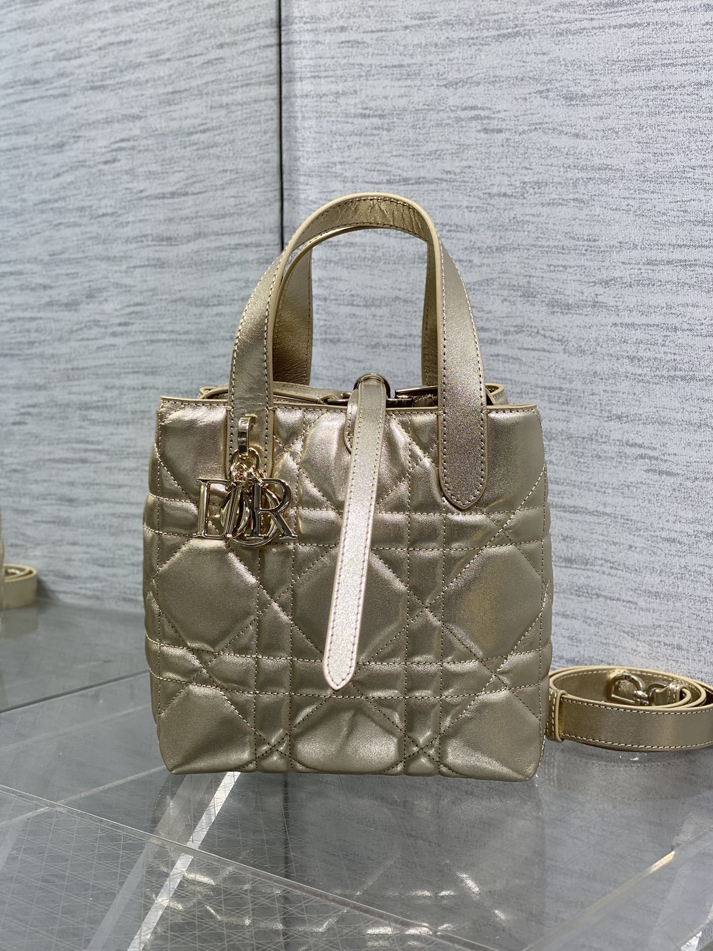 小号金色现货‼️Toujours竖版系列小号，专属菜篮子，有点太美了，高颜值包包，轻松拿捏高级感，超大菱