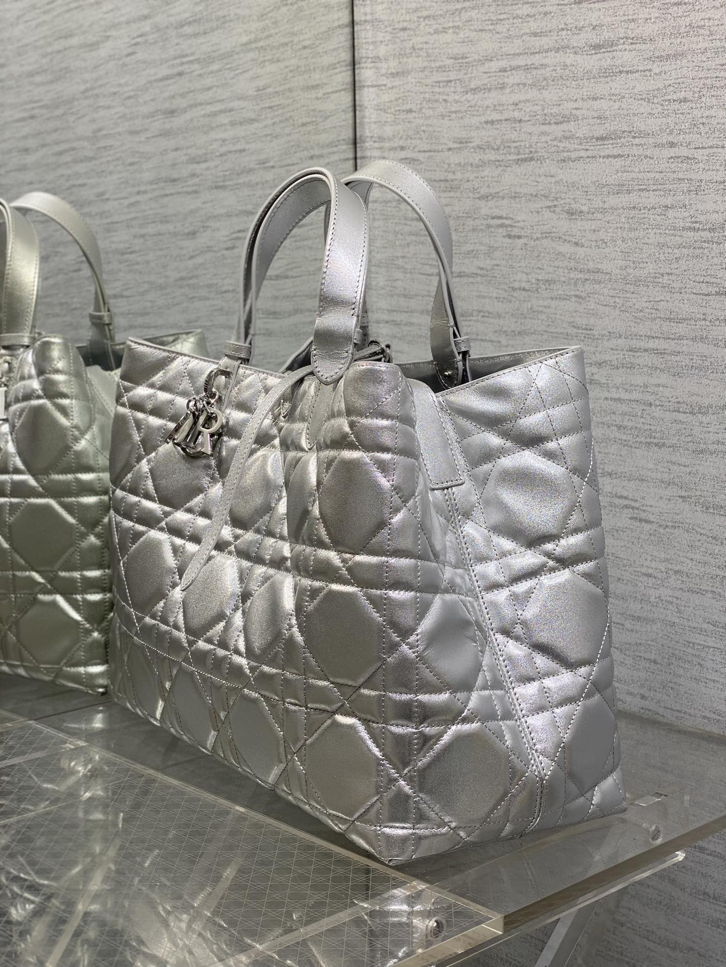 大号现货‼️Toujours系列秋冬最新银色系列，有点太美了，高颜值大包包，颜色非常清新，让人眼前一亮，