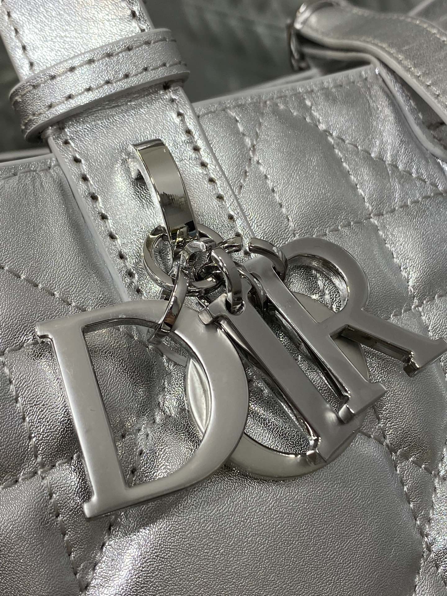 大号现货‼️Toujours系列秋冬最新银色系列，有点太美了，高颜值大包包，颜色非常清新，让人眼前一亮，