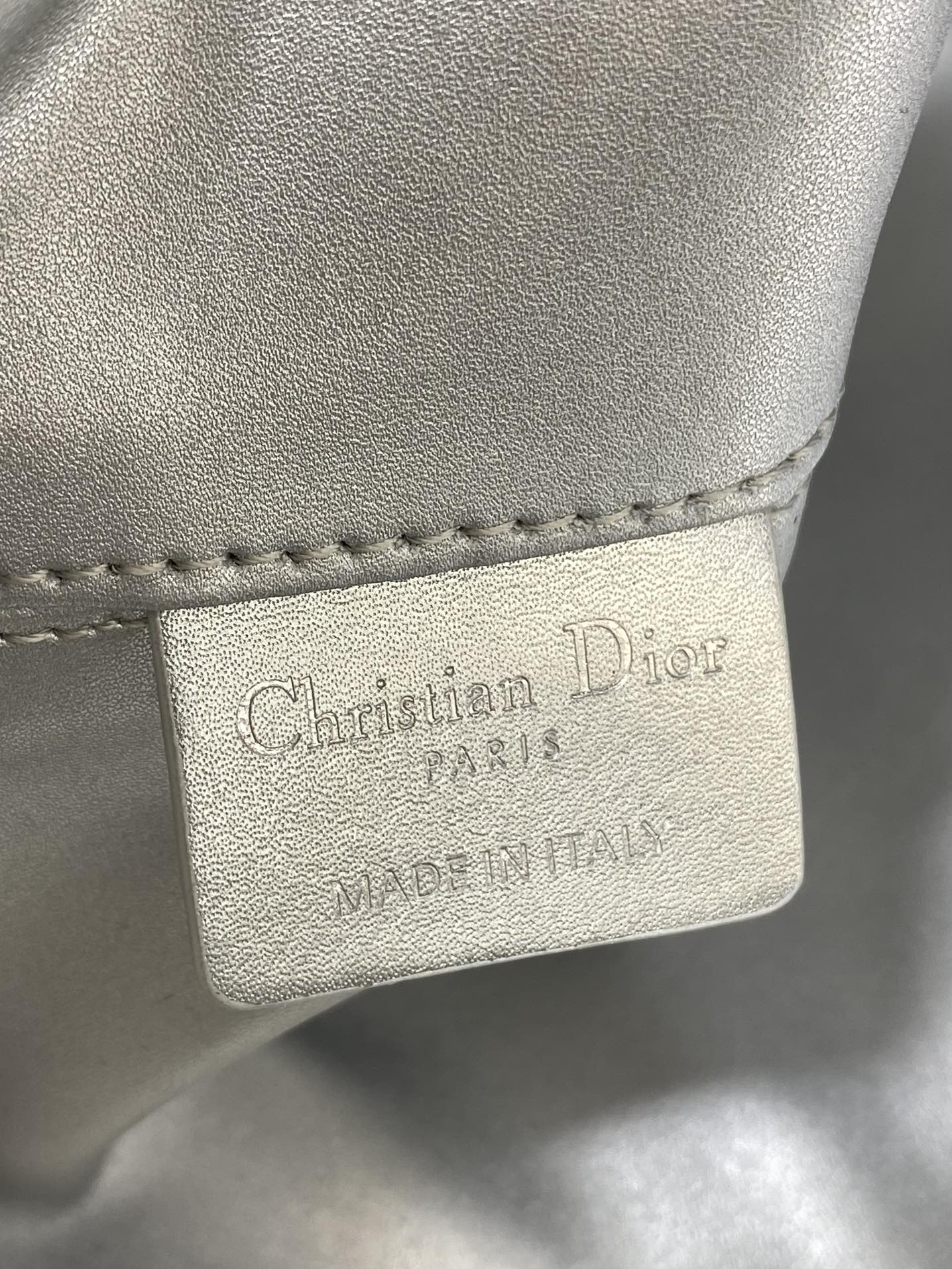 大号现货‼️Toujours系列秋冬最新银色系列，有点太美了，高颜值大包包，颜色非常清新，让人眼前一亮，