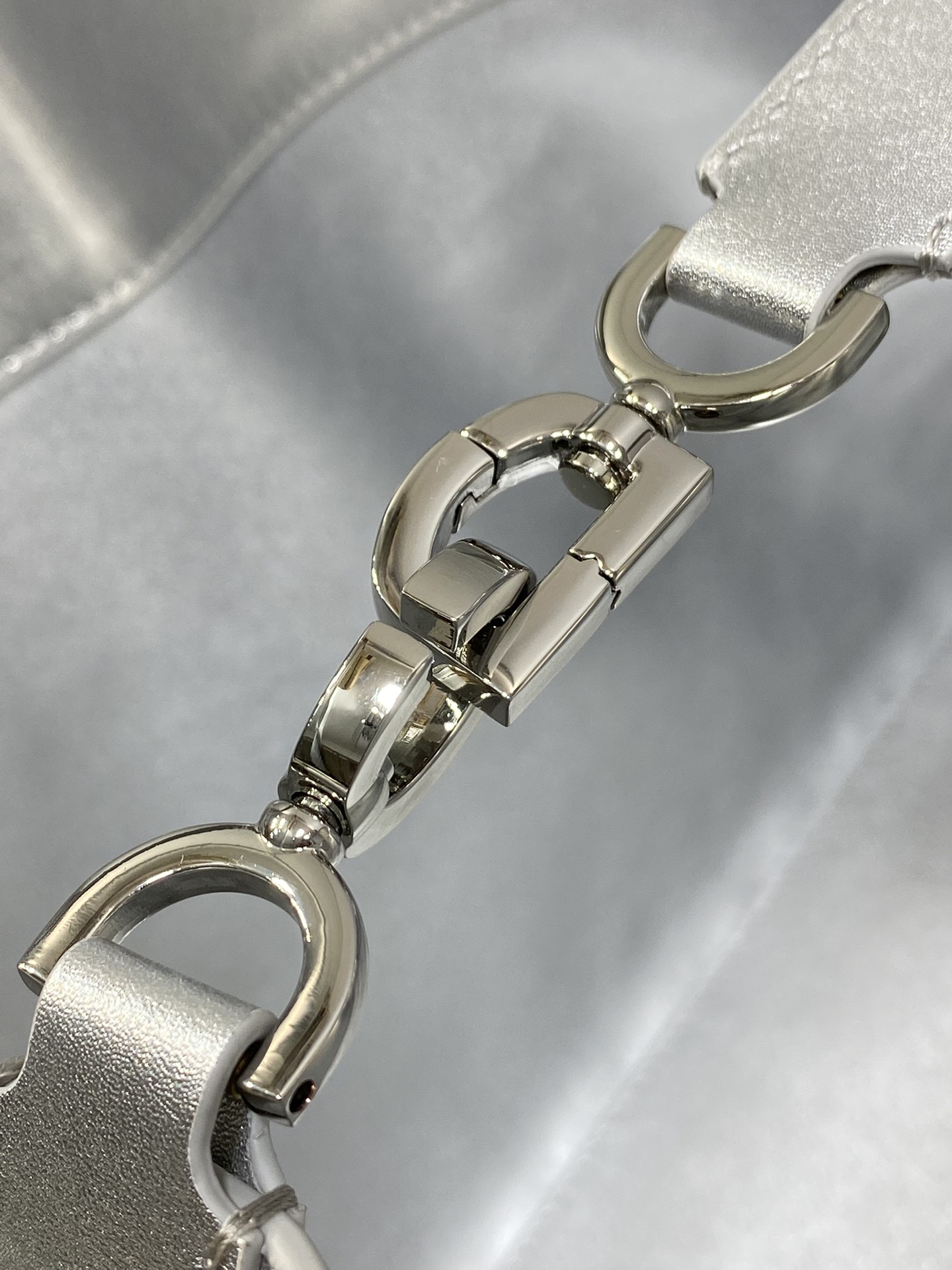 大号现货‼️Toujours系列秋冬最新银色系列，有点太美了，高颜值大包包，颜色非常清新，让人眼前一亮，