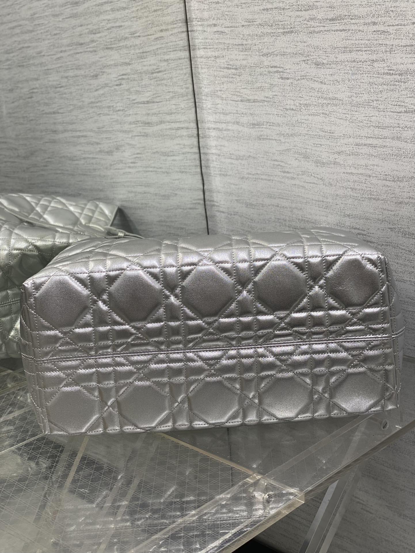 大号现货‼️Toujours系列秋冬最新银色系列，有点太美了，高颜值大包包，颜色非常清新，让人眼前一亮，