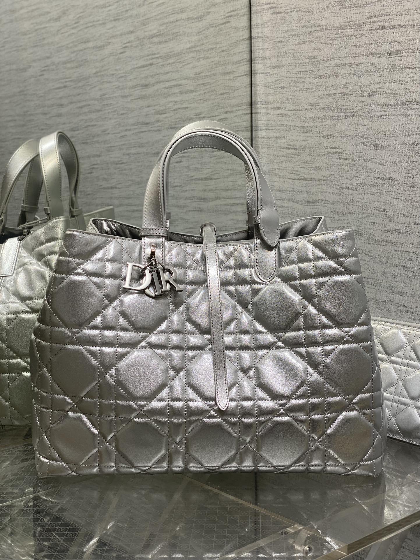 大号现货‼️Toujours系列秋冬最新银色系列，有点太美了，高颜值大包包，颜色非常清新，让人眼前一亮，