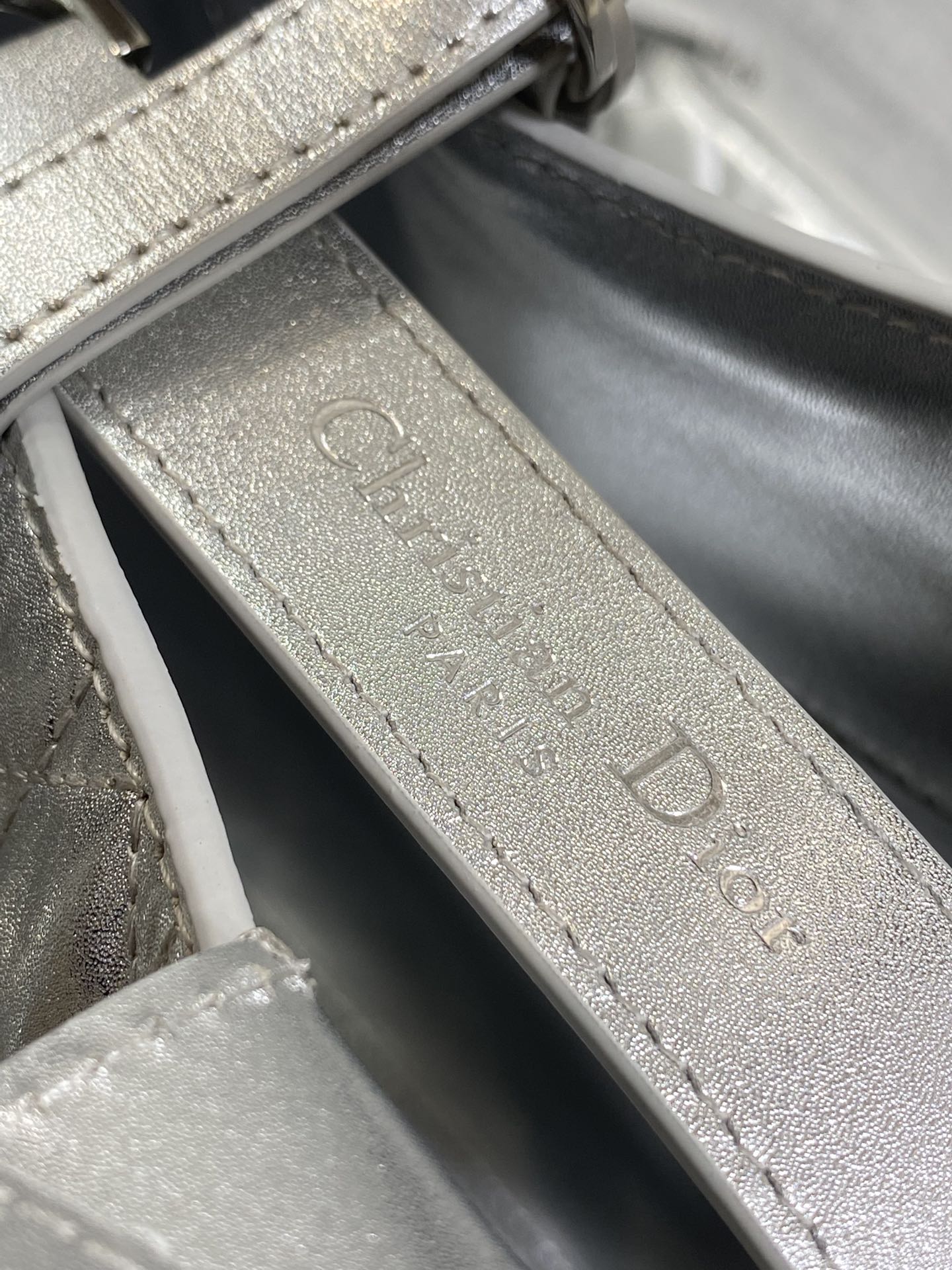 大号现货‼️Toujours系列秋冬最新银色系列，有点太美了，高颜值大包包，颜色非常清新，让人眼前一亮，