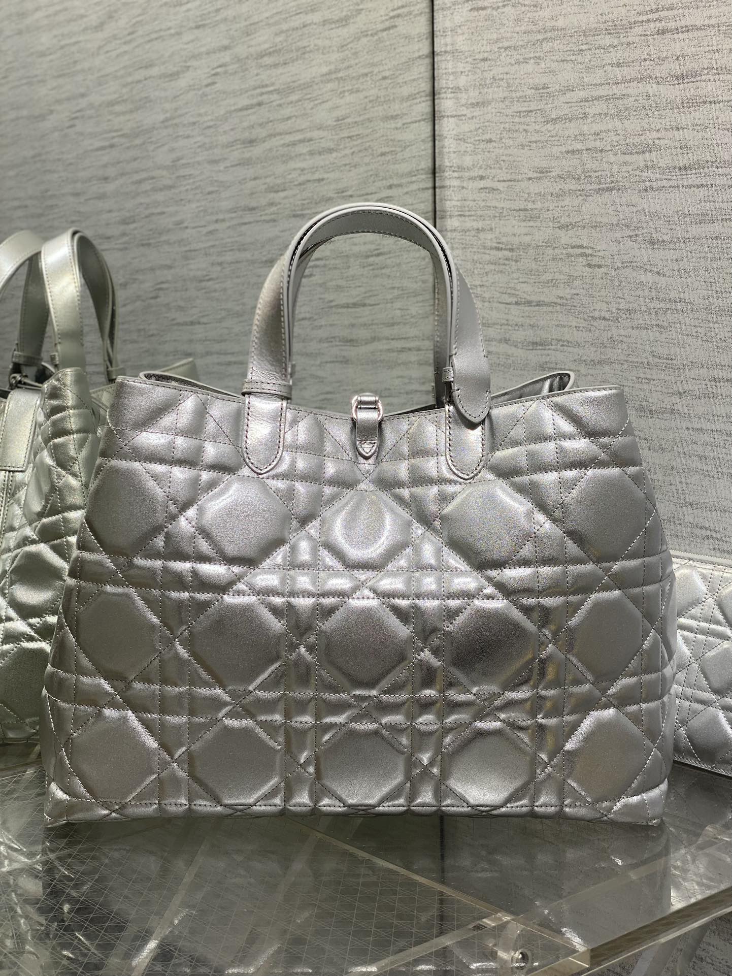 大号现货‼️Toujours系列秋冬最新银色系列，有点太美了，高颜值大包包，颜色非常清新，让人眼前一亮，