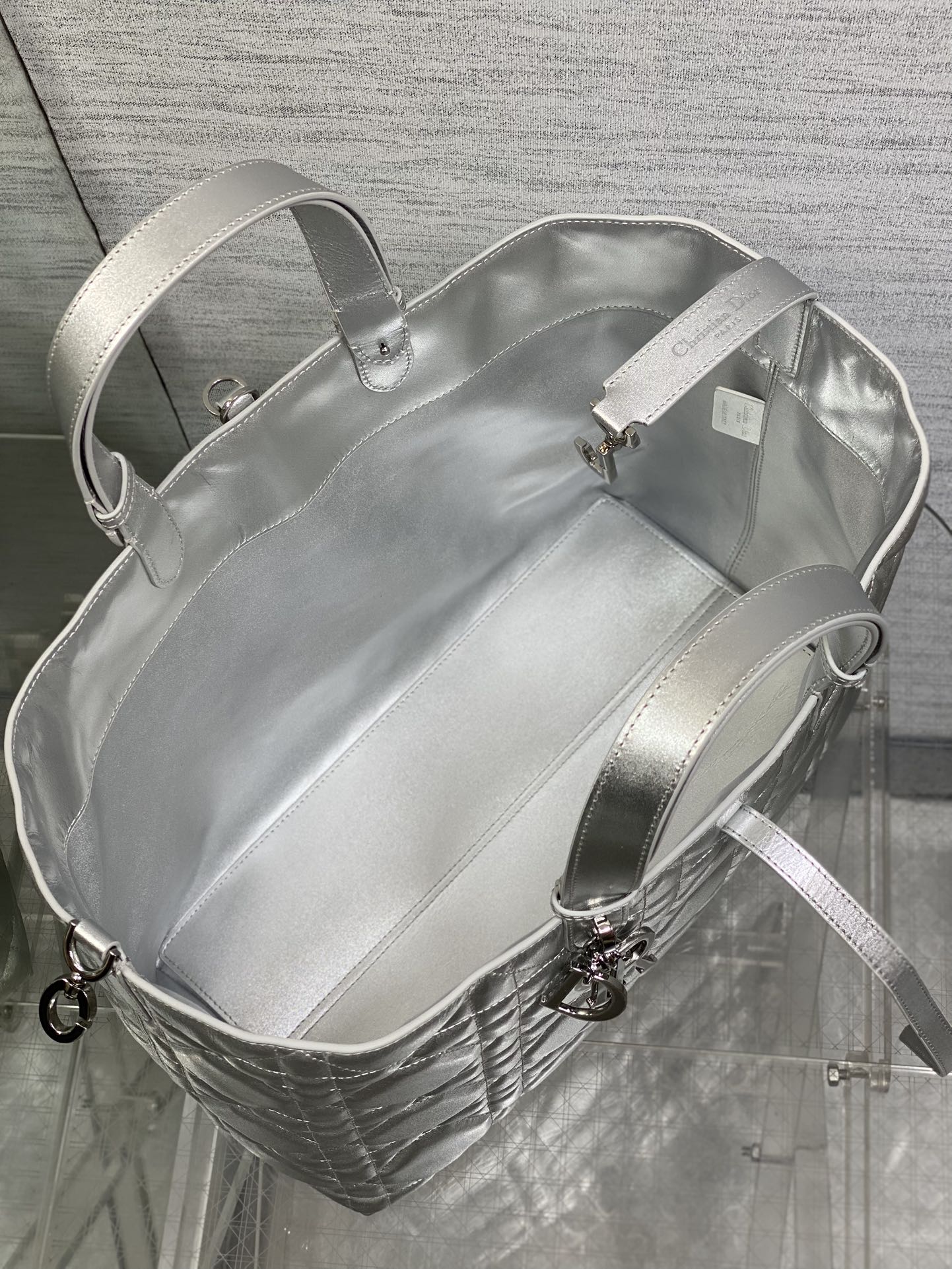 大号现货‼️Toujours系列秋冬最新银色系列，有点太美了，高颜值大包包，颜色非常清新，让人眼前一亮，