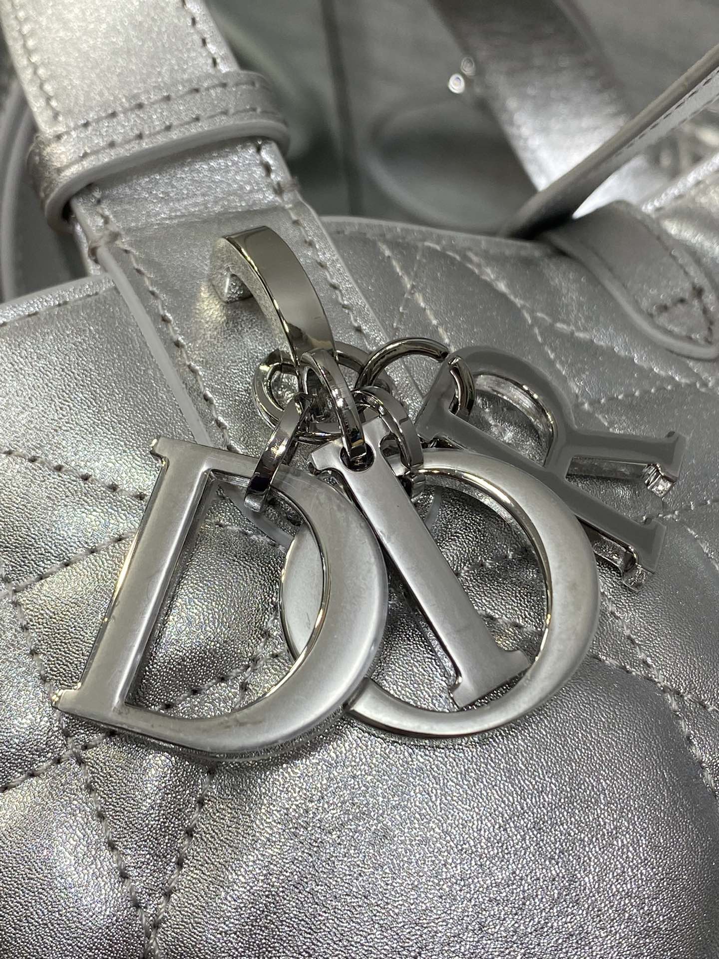 中号现货‼️Toujours系列秋冬最新银色系列，有点太美了，高颜值大包包，颜色非常清新，让人眼前一亮，