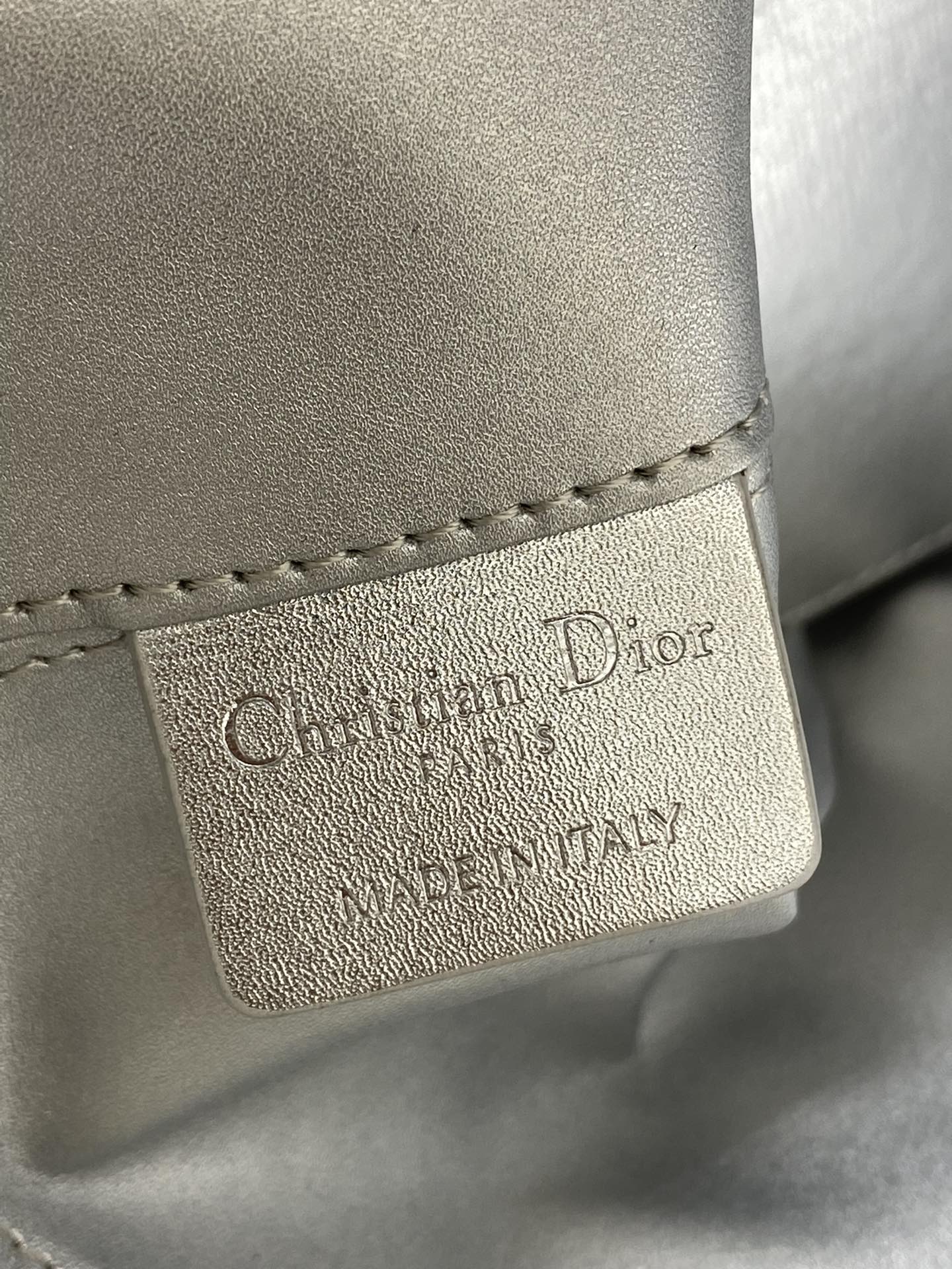 中号现货‼️Toujours系列秋冬最新银色系列，有点太美了，高颜值大包包，颜色非常清新，让人眼前一亮，