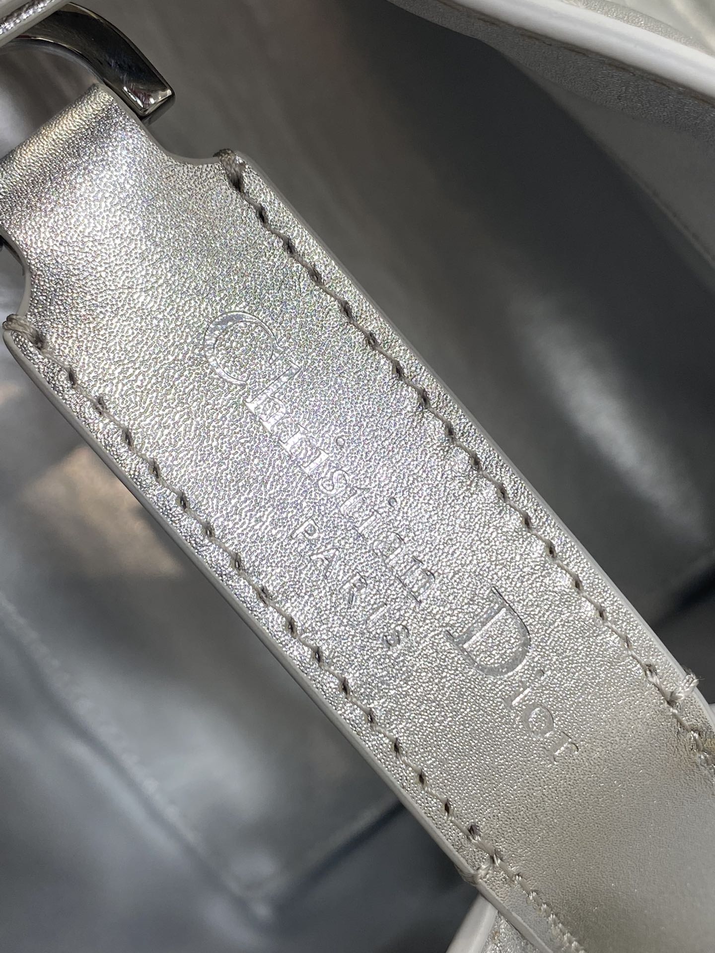 中号现货‼️Toujours系列秋冬最新银色系列，有点太美了，高颜值大包包，颜色非常清新，让人眼前一亮，