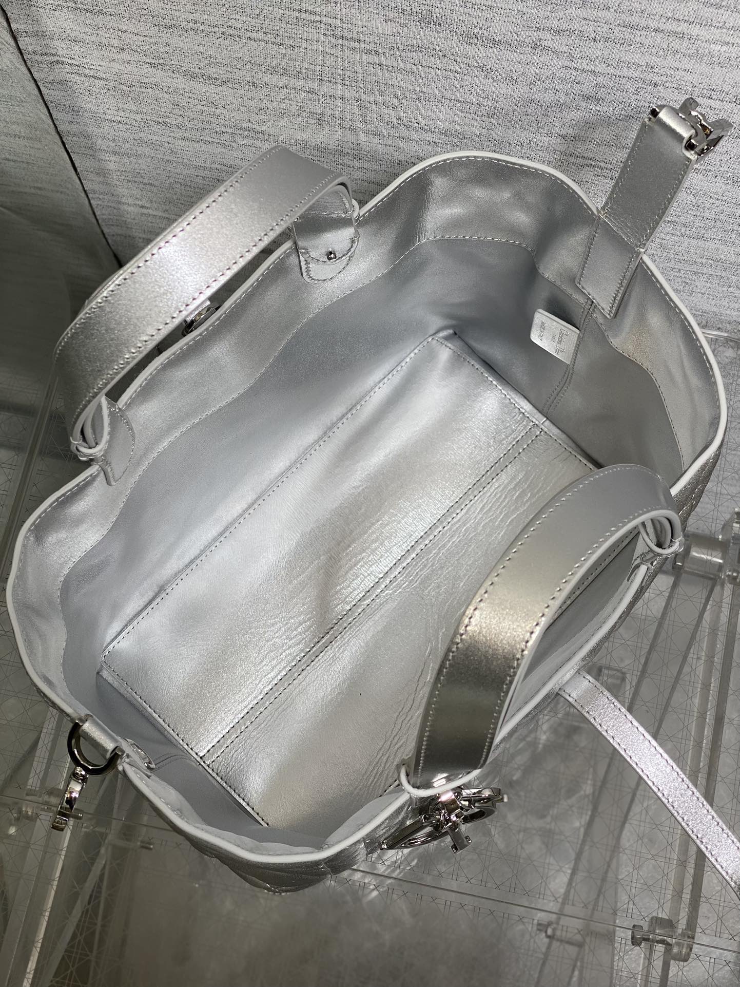 中号现货‼️Toujours系列秋冬最新银色系列，有点太美了，高颜值大包包，颜色非常清新，让人眼前一亮，