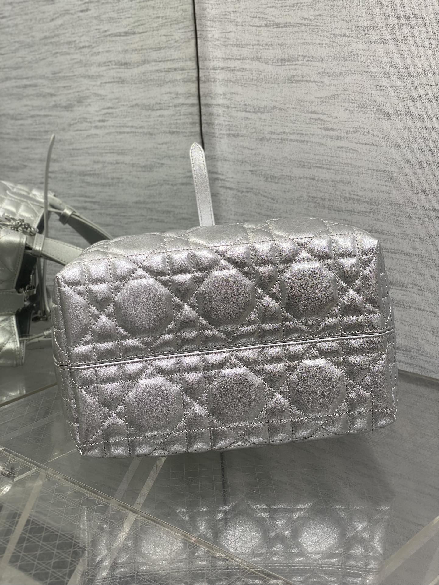 小号现货‼️Toujours系列秋冬最新银色系列，有点太美了，高颜值大包包，颜色非常清新，让人眼前一亮，