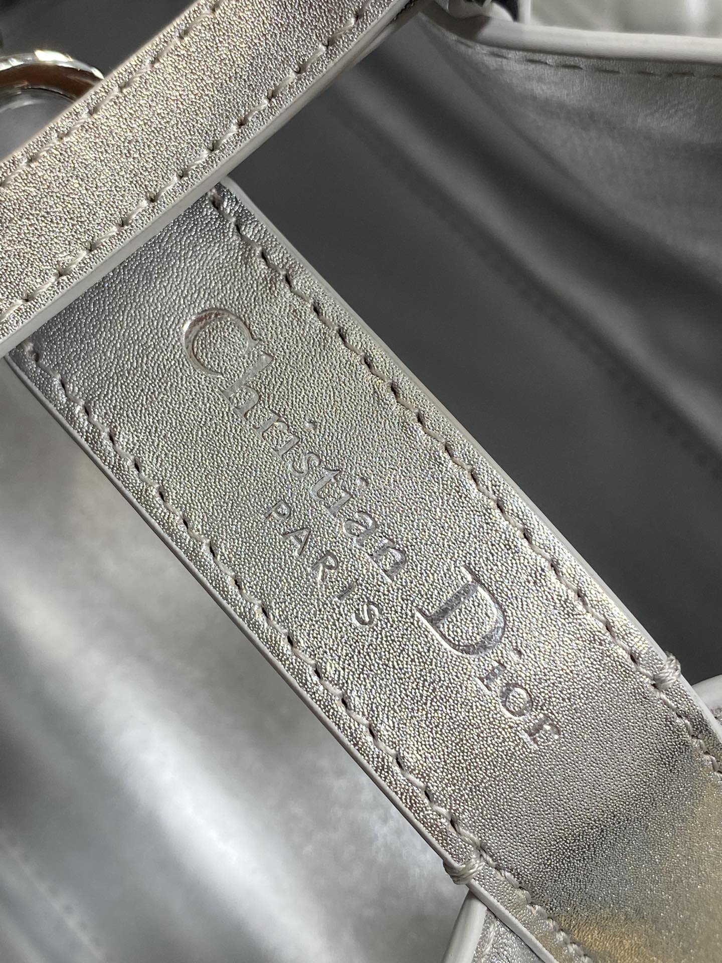 小号现货‼️Toujours系列秋冬最新银色系列，有点太美了，高颜值大包包，颜色非常清新，让人眼前一亮，