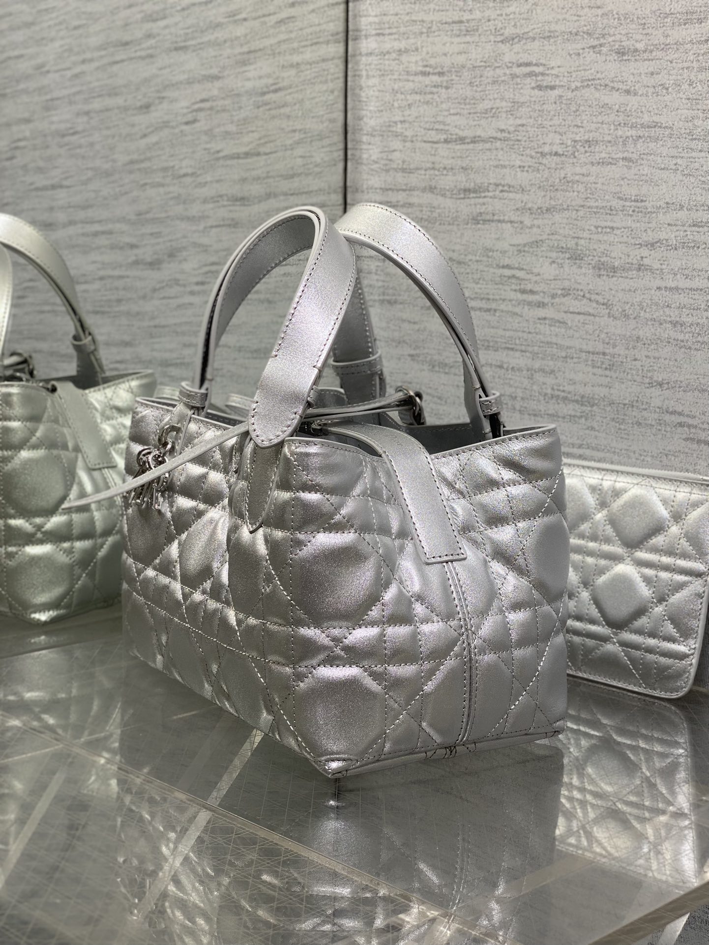 小号现货‼️Toujours系列秋冬最新银色系列，有点太美了，高颜值大包包，颜色非常清新，让人眼前一亮，