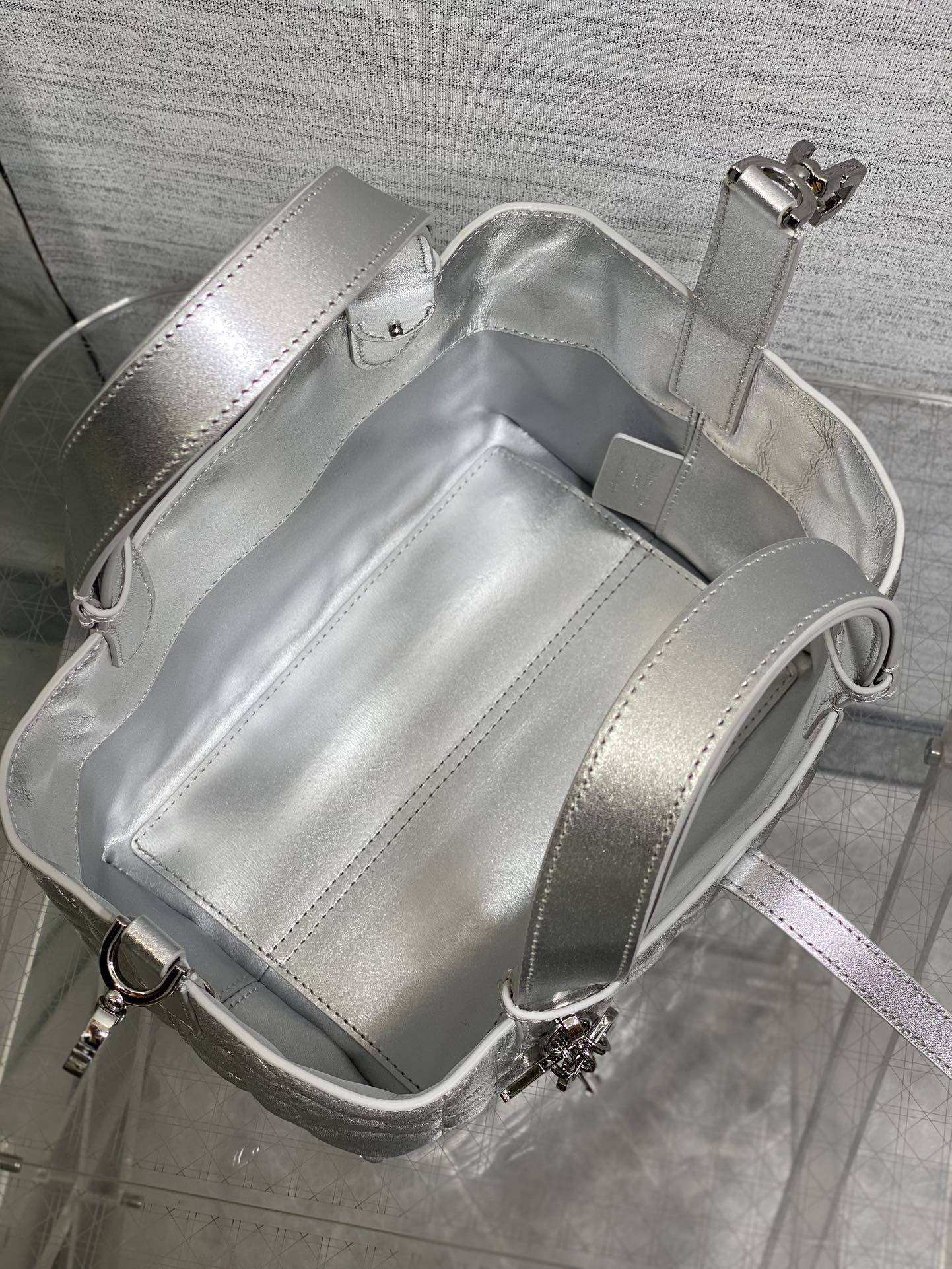 小号现货‼️Toujours系列秋冬最新银色系列，有点太美了，高颜值大包包，颜色非常清新，让人眼前一亮，