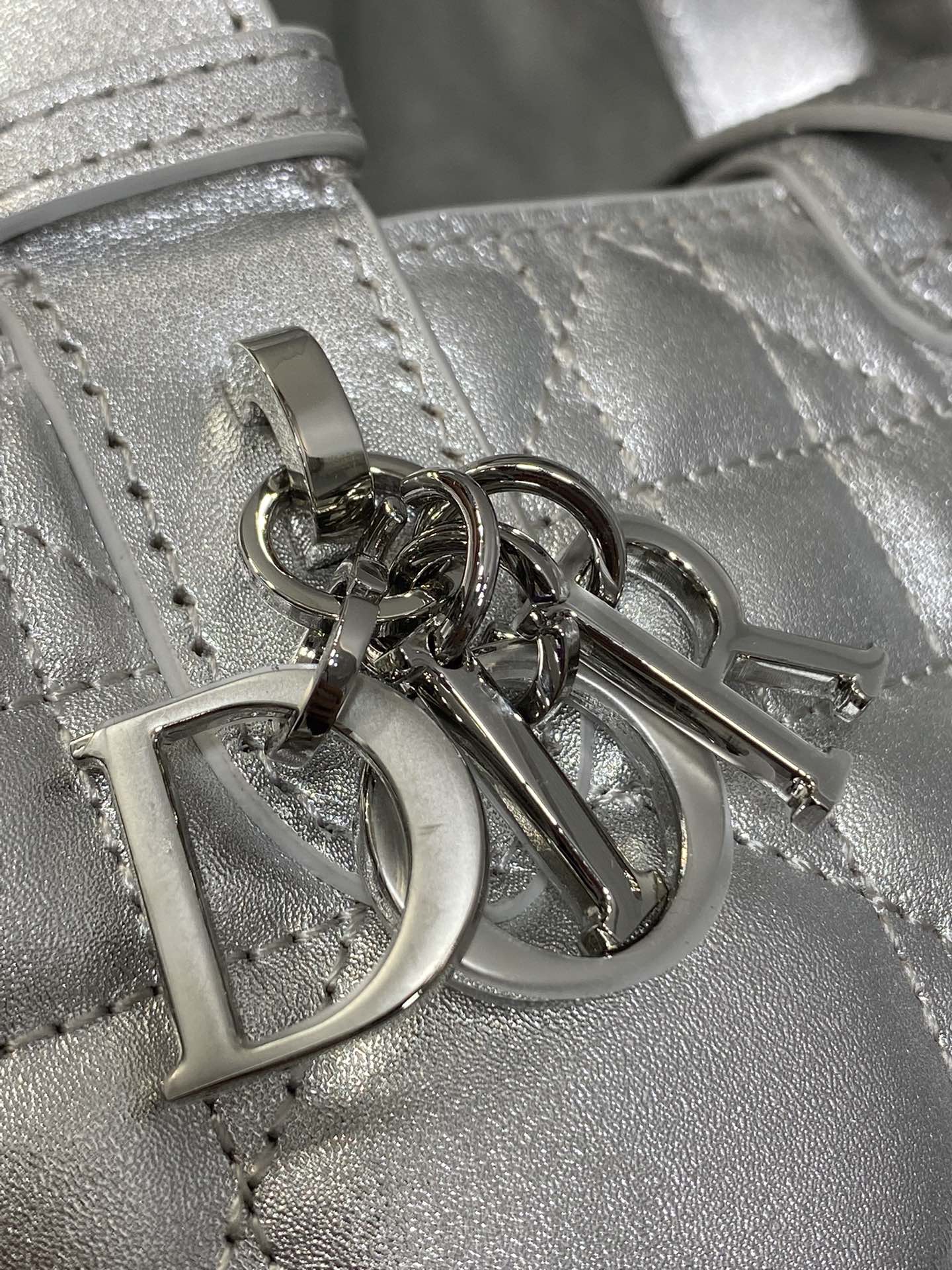 小号现货‼️Toujours系列秋冬最新银色系列，有点太美了，高颜值大包包，颜色非常清新，让人眼前一亮，