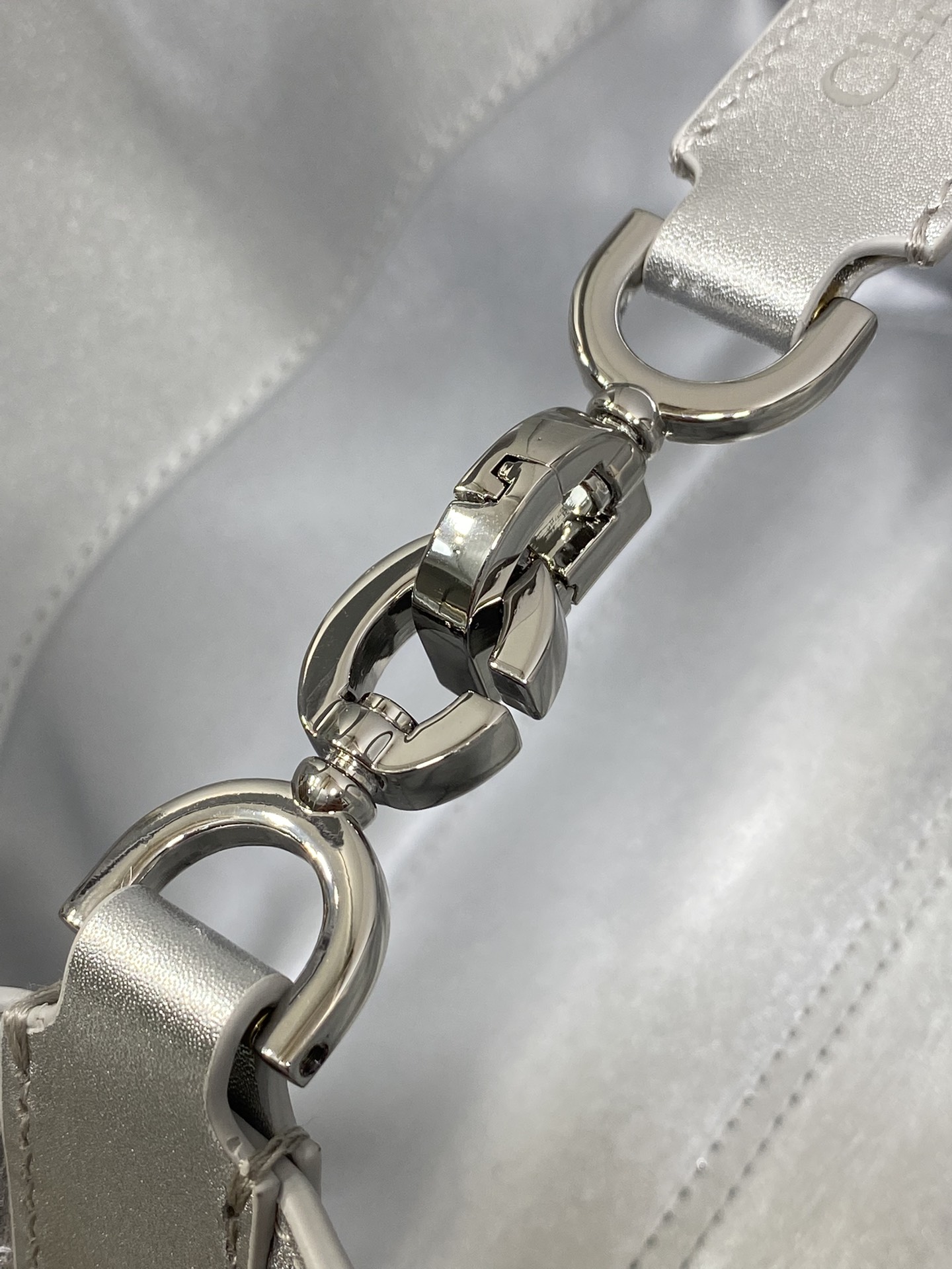 小号现货‼️Toujours系列秋冬最新银色系列，有点太美了，高颜值大包包，颜色非常清新，让人眼前一亮，