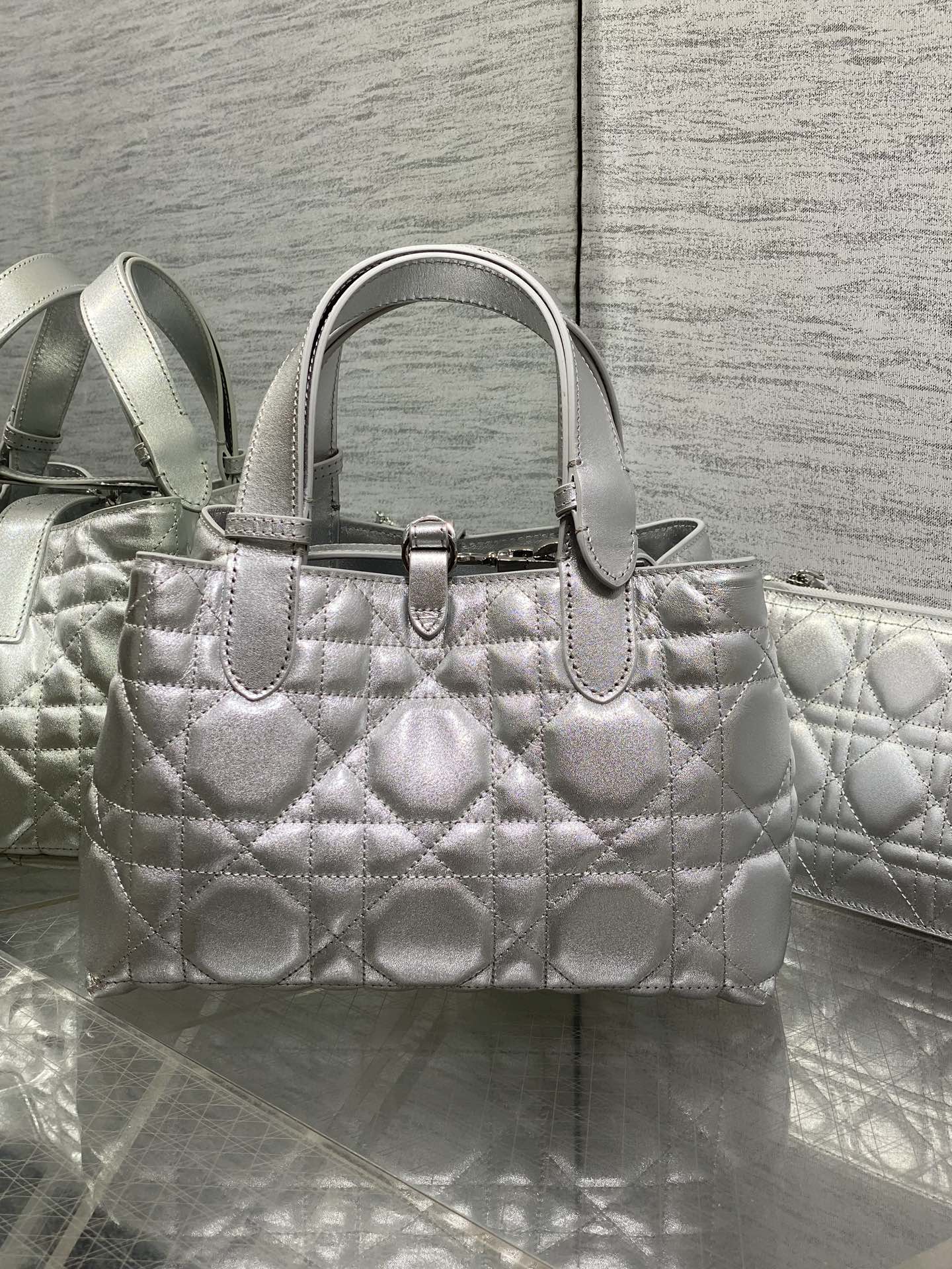 小号现货‼️Toujours系列秋冬最新银色系列，有点太美了，高颜值大包包，颜色非常清新，让人眼前一亮，