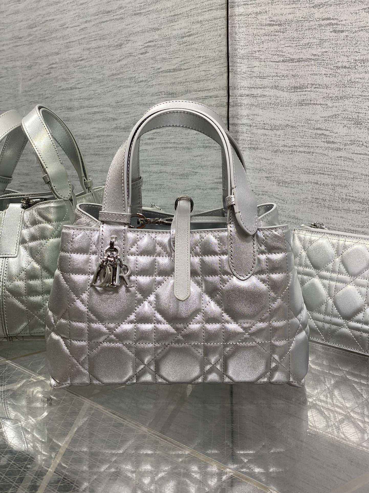 小号现货‼️Toujours系列秋冬最新银色系列，有点太美了，高颜值大包包，颜色非常清新，让人眼前一亮，