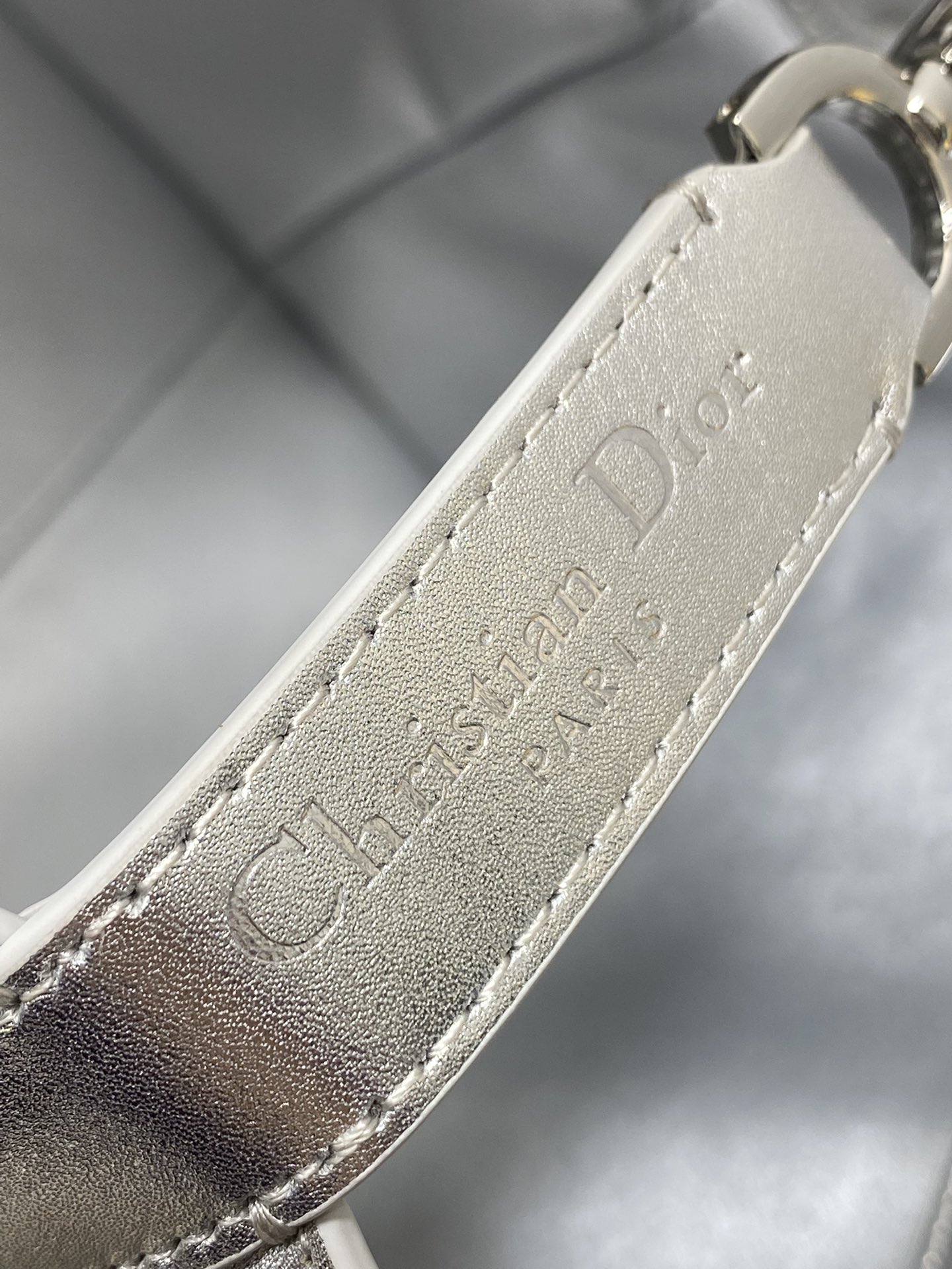 中号银色现货‼️Toujours竖版系列中号，专属菜篮子，有点太美了，高颜值包包，轻松拿捏高级感，超大菱