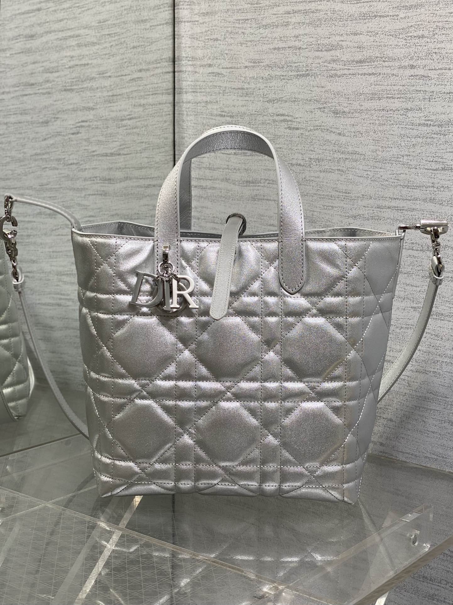 中号银色现货‼️Toujours竖版系列中号，专属菜篮子，有点太美了，高颜值包包，轻松拿捏高级感，超大菱