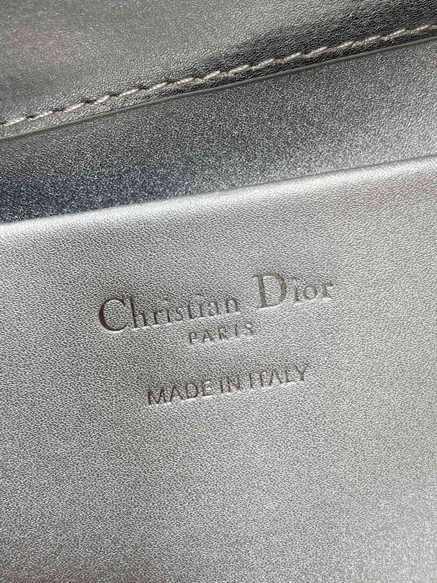 中号银色现货‼️Toujours竖版系列中号，专属菜篮子，有点太美了，高颜值包包，轻松拿捏高级感，超大菱