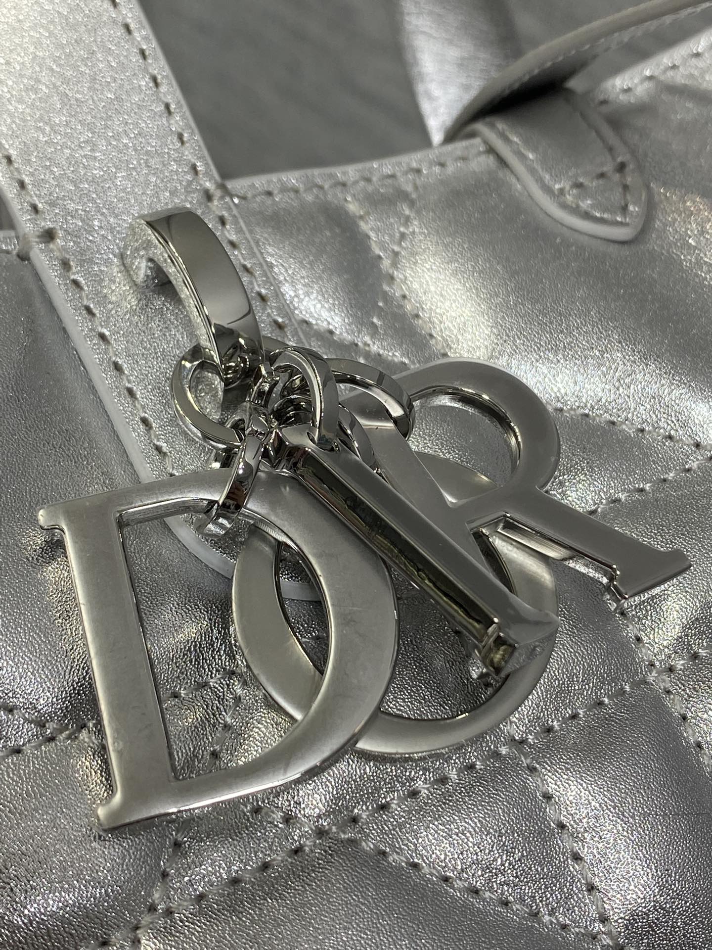 中号银色现货‼️Toujours竖版系列中号，专属菜篮子，有点太美了，高颜值包包，轻松拿捏高级感，超大菱